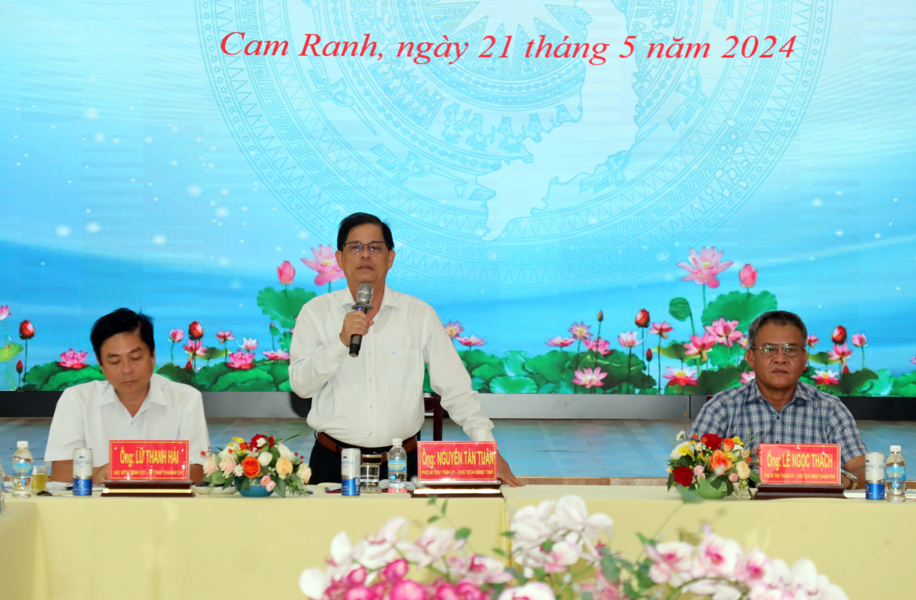 Chủ tịch UBND tỉnh Nguyễn Tấn Tuân phát biểu kết luận buổi làm việc

