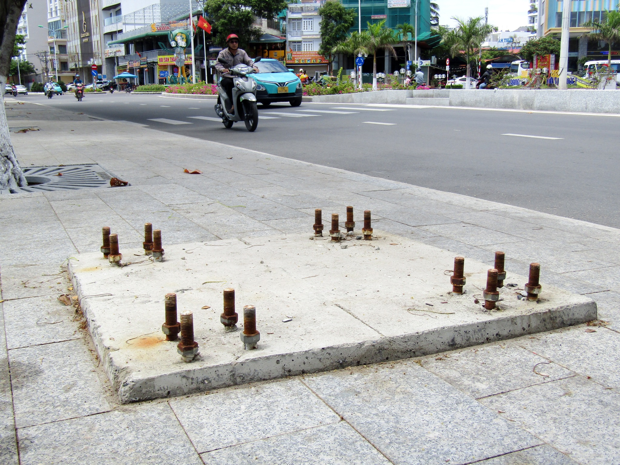 Cọc sắt trên vỉa hè