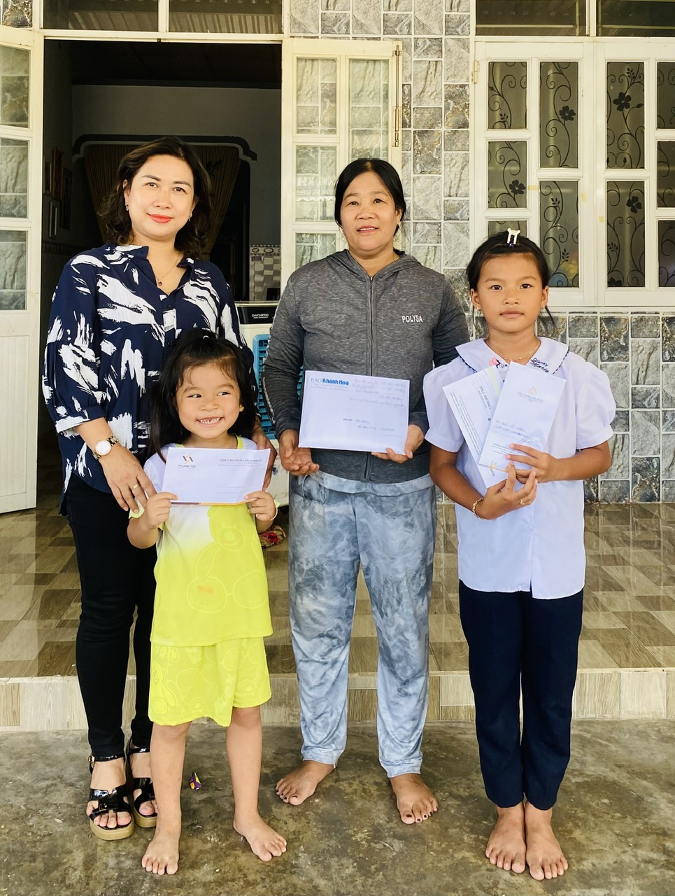 Đại diện Báo Khánh Hòa trao tiền ủng hộ cho gia đình hai cháu Diễm Quỳnh và Khả Hân