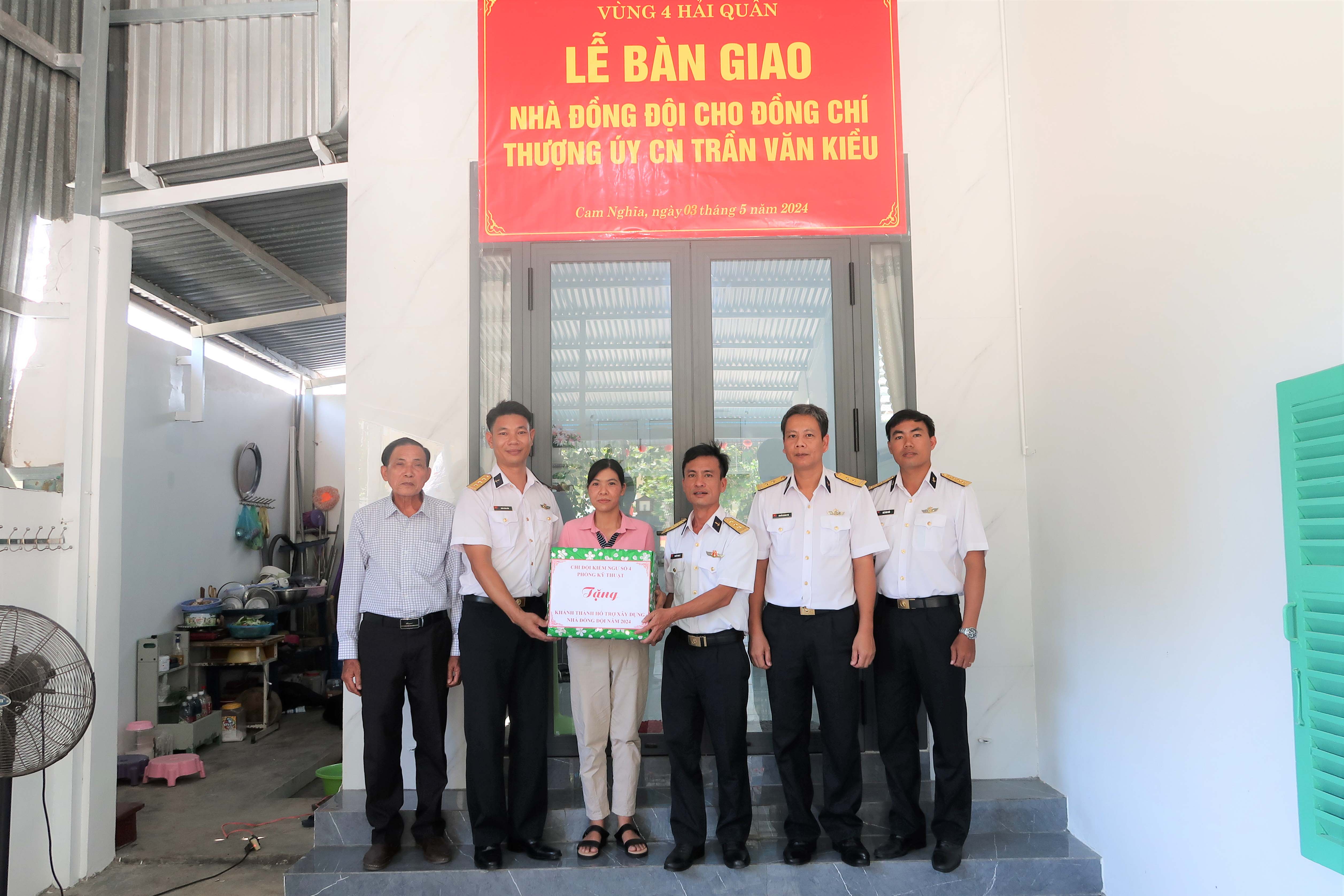 Vùng 4 Hải quân và Chi đội Kiểm ngư số 4:: Trao "Nhà đồng đội" cho quân nhân có hoàn cảnh khó khăn
