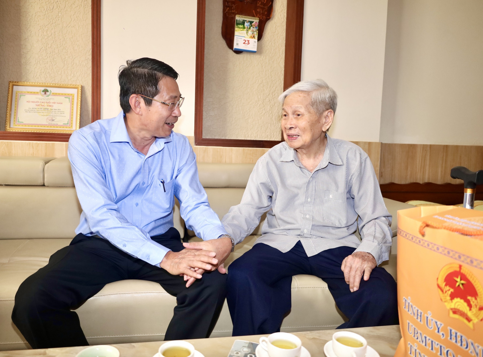 Đồng chí Đinh Văn Thiệu - Phó Chủ tịch UBND tỉnh ân cần thăm hỏi sức khỏe ông Đặng Ngọc Chỉnh.