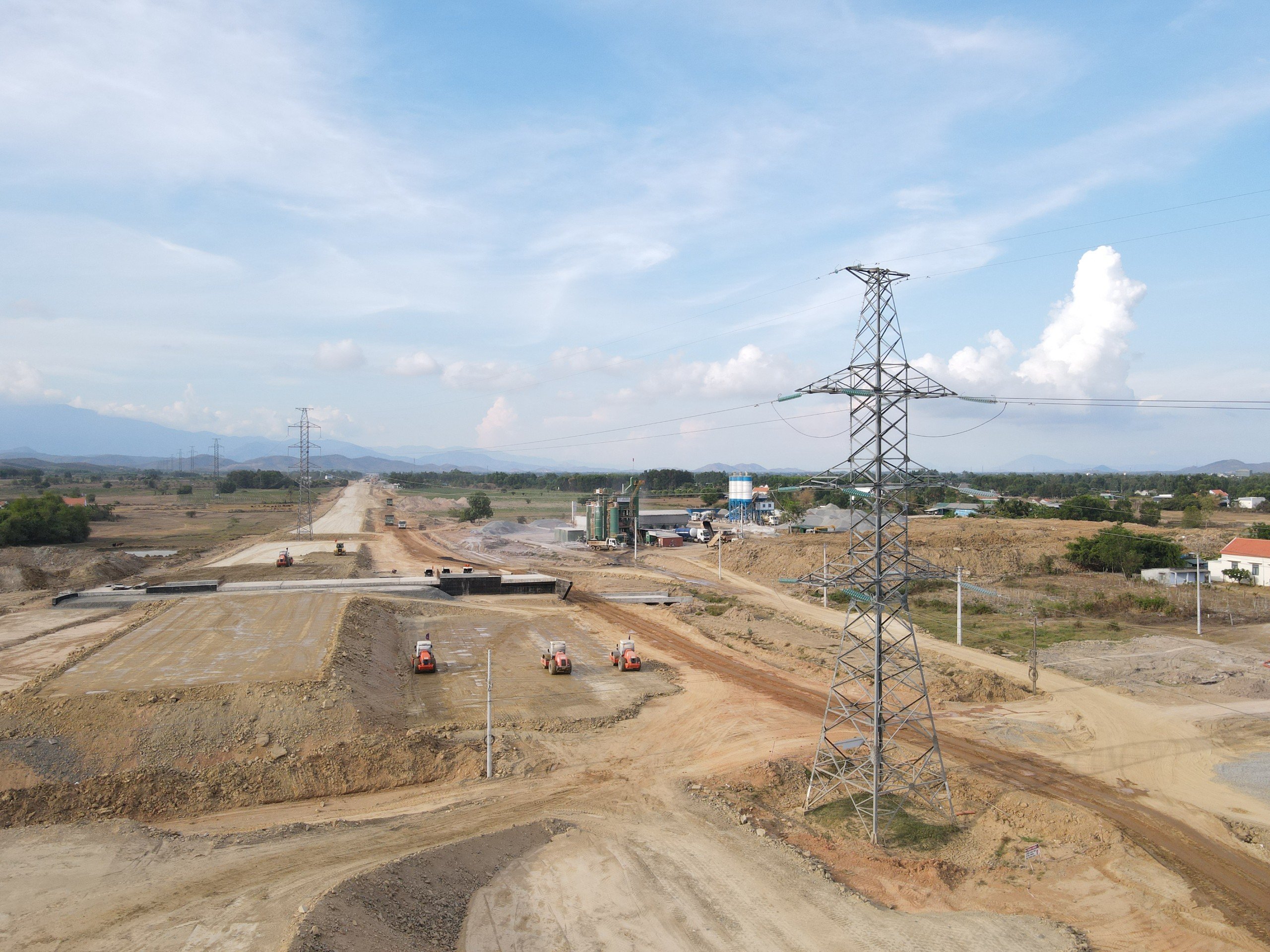 Thi công đường bộ cao tốc đoạn Vân Phong - Nha Trang: Đẩy nhanh di dời hệ thống điện 