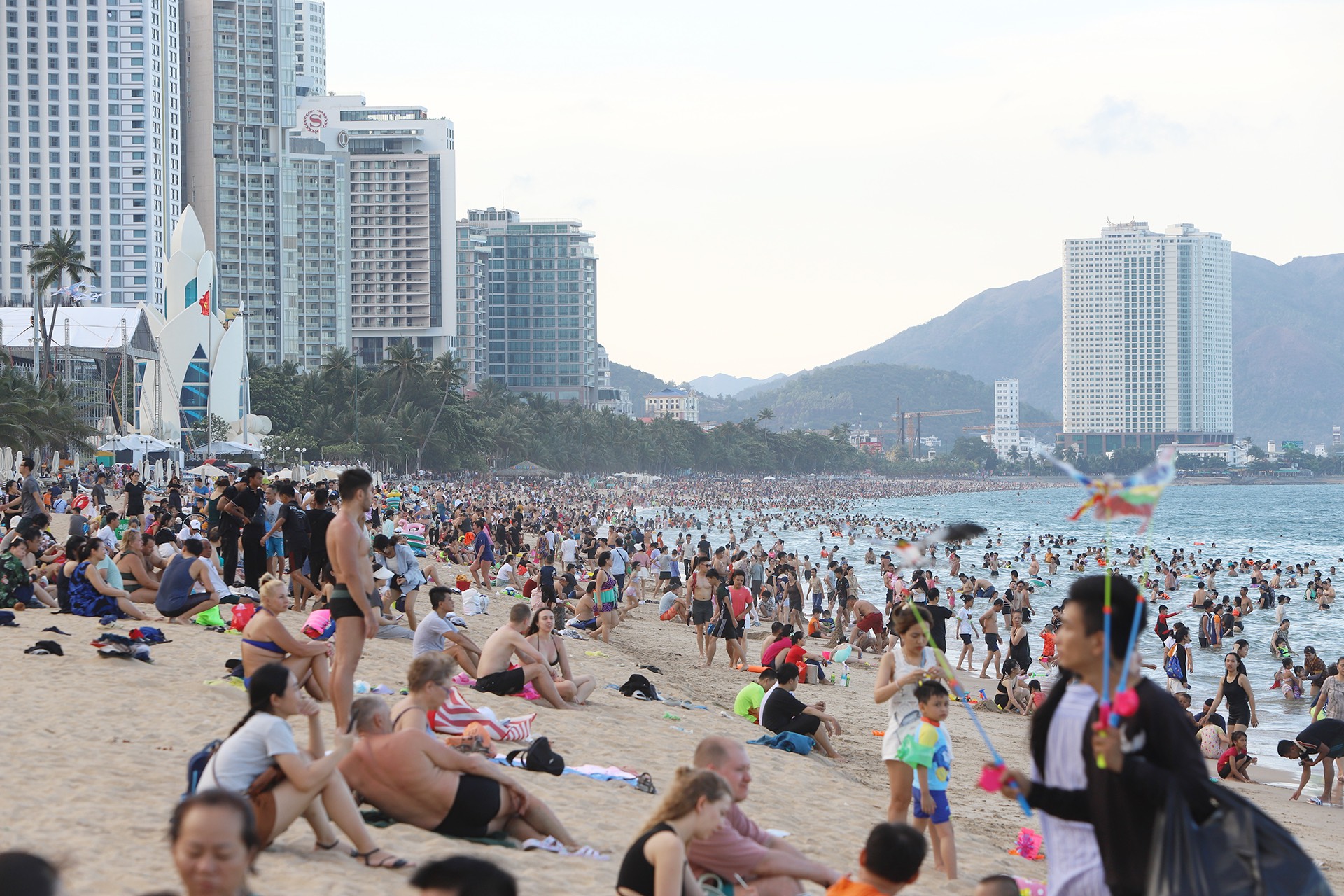 Bãi biển Nha Trang chật kín du khách.