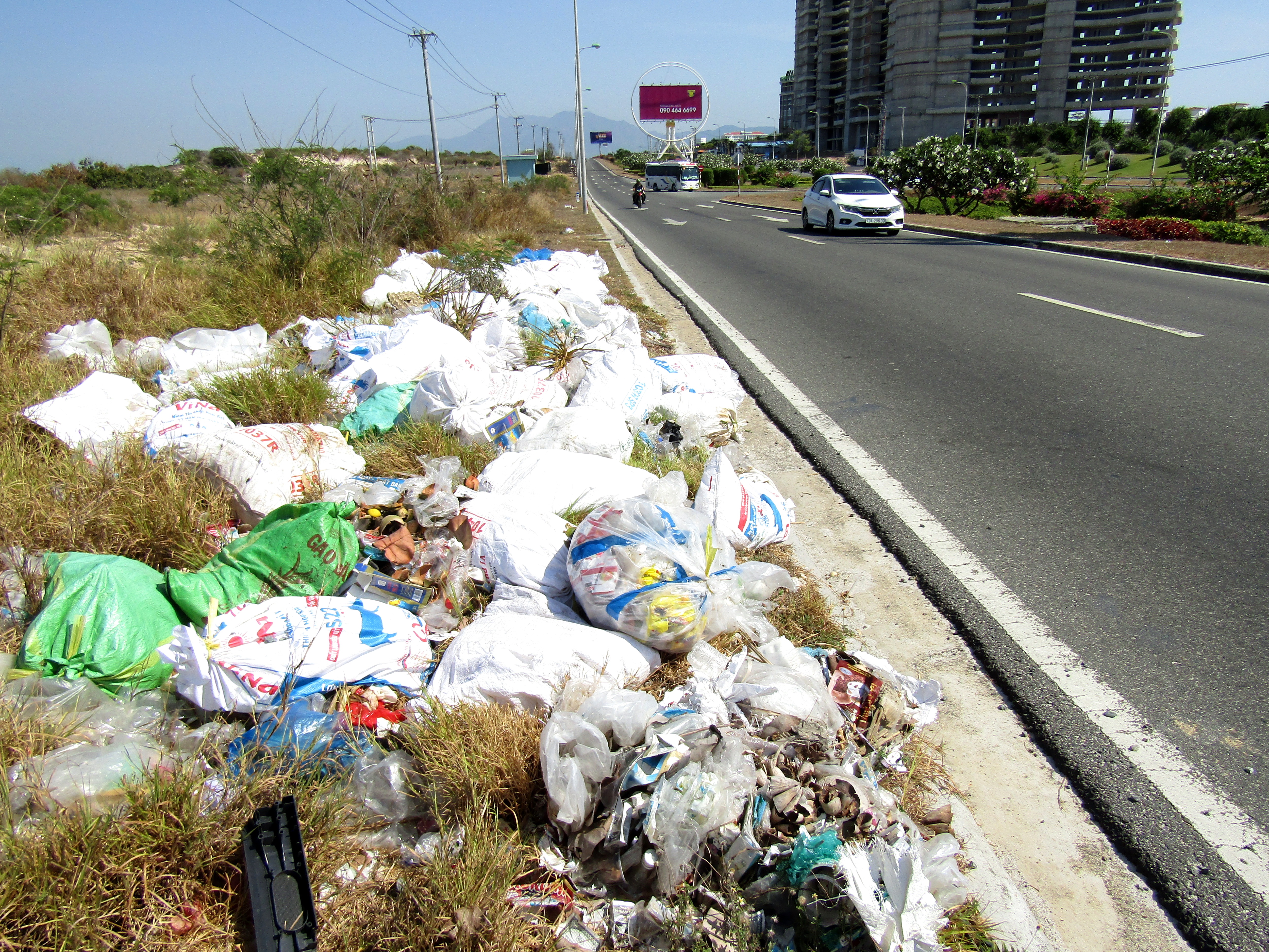 Đổ rác bừa bãi trên hành lang đại lộ