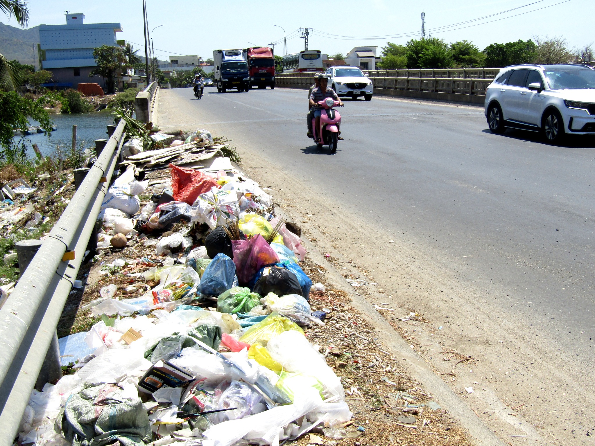 Đổ rác bừa bãi ở đầu cầu