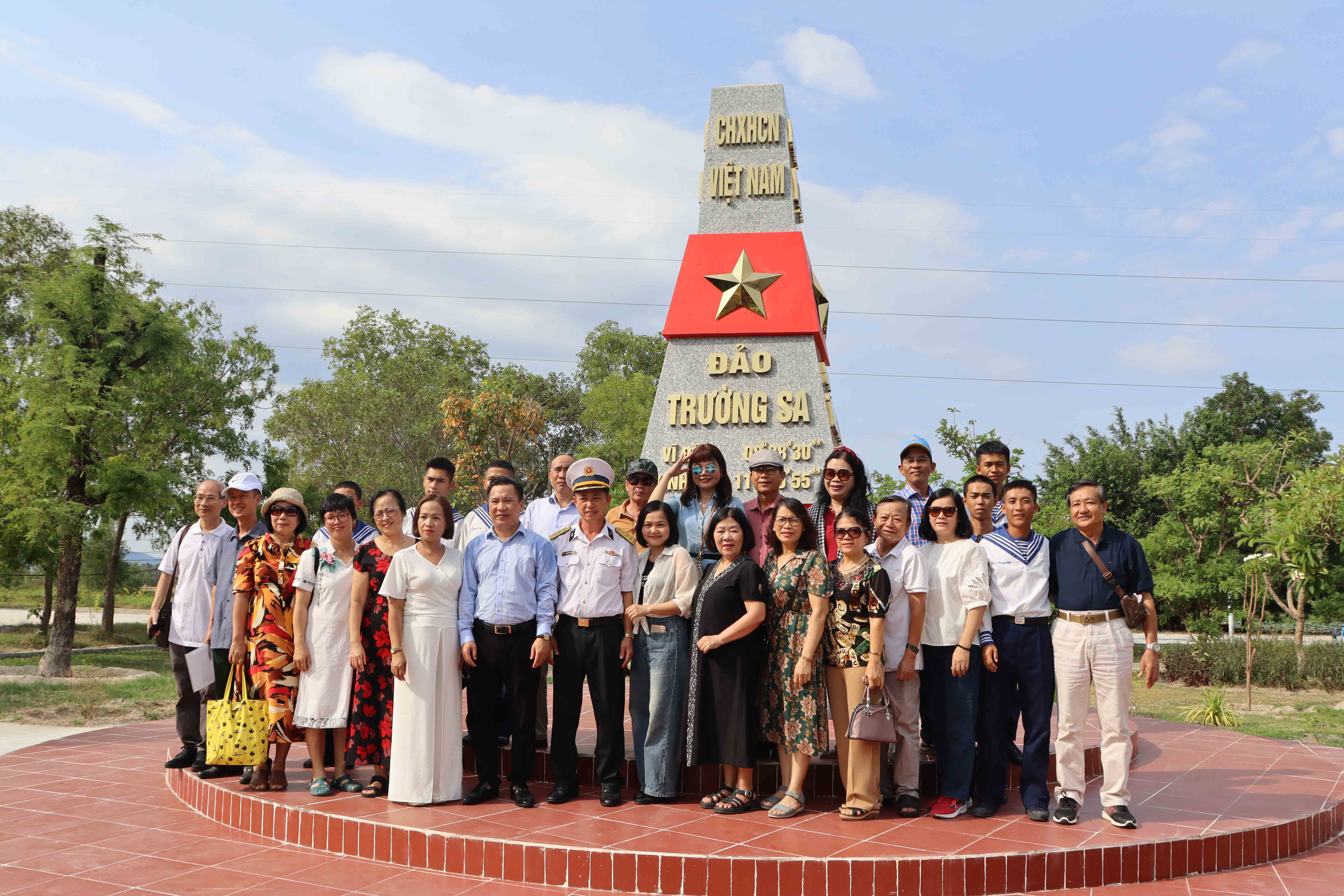 Cục Nghệ thuật biểu diễn tham quan thực tế sáng tác tại Vùng 4 Hải quân