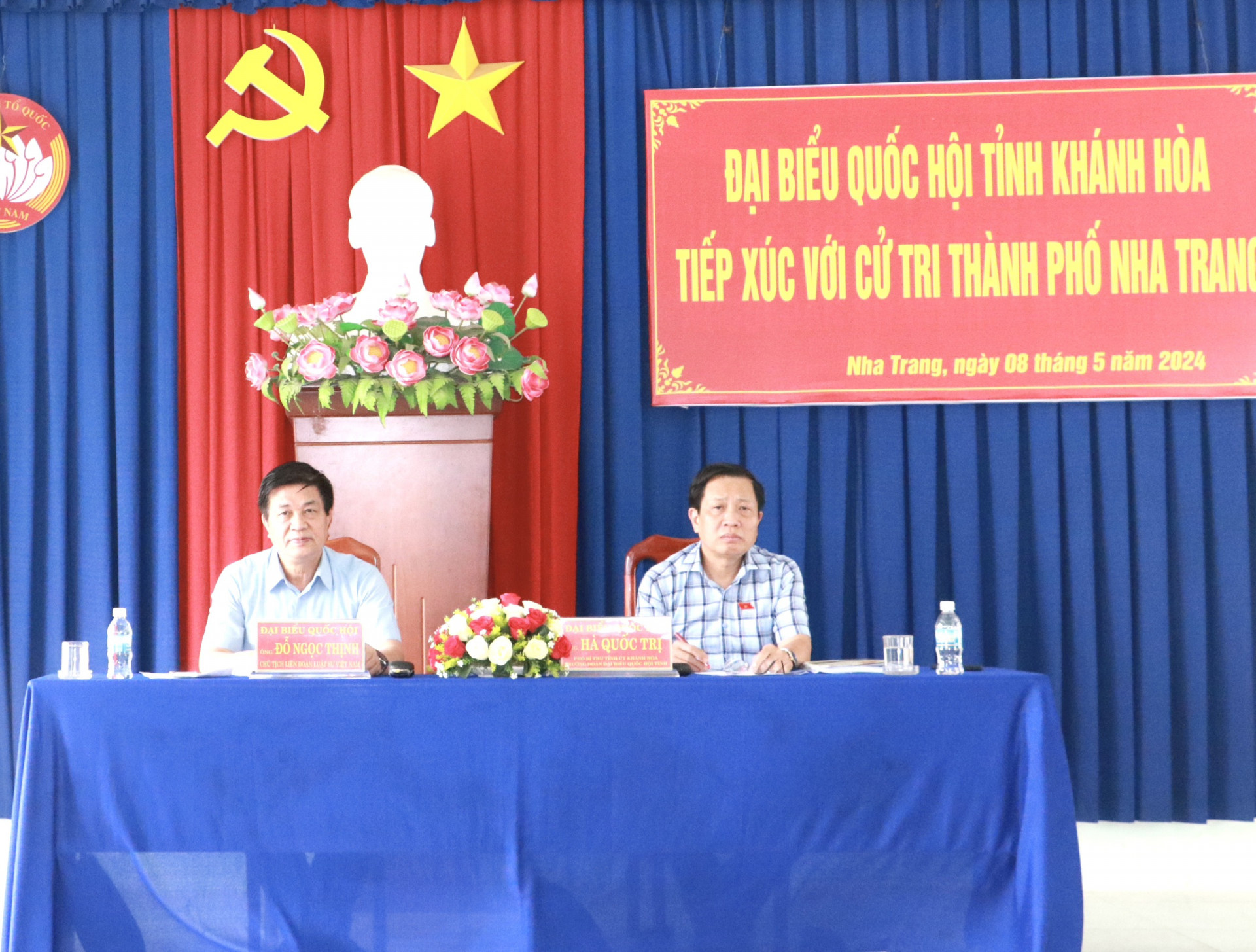 Ông Hà Quốc Trị và ông Đỗ Ngọc Thịnh tiếp xúc cử tri ở Nha Trang.