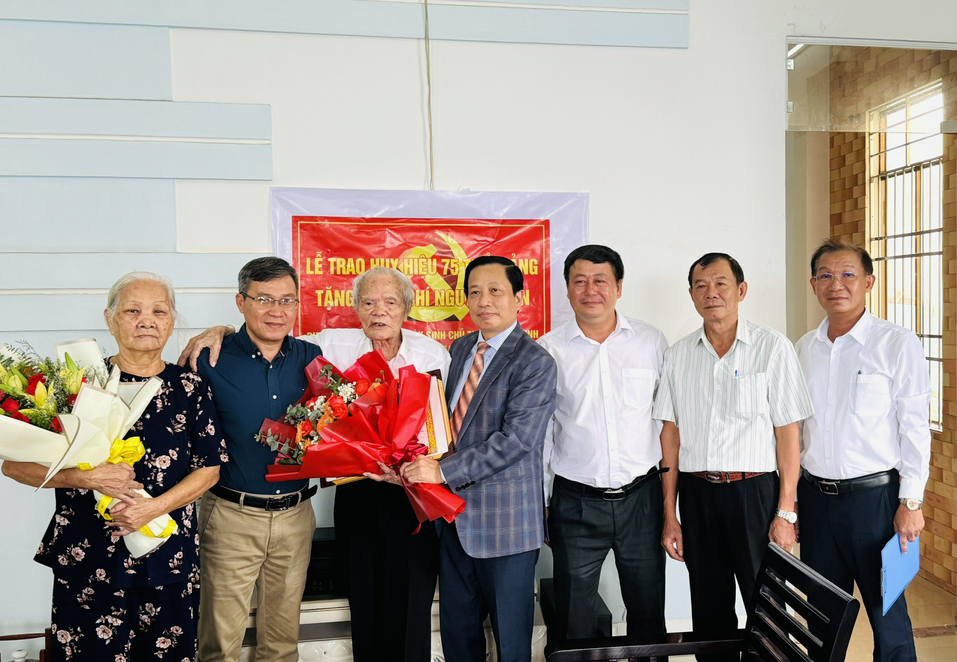 Đồng chí Hà Quốc Trị trao Huy hiệu 75 năm tuổi Đảng và chúc mừng đảng viên Nguyễn Diện