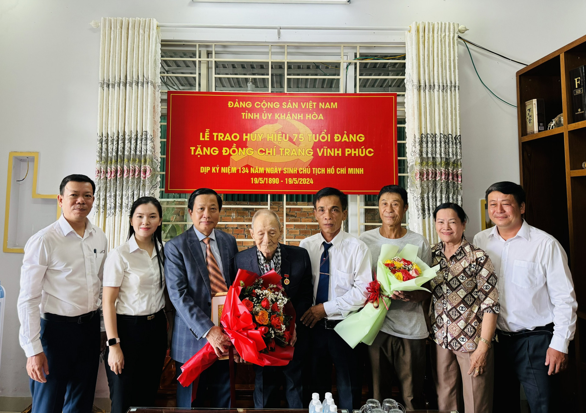 Đồng chí Hà Quốc Trị trao Huy hiệu 75 năm tuổi Đảng và chúc mừng đảng viên Trang Vĩnh Phúc