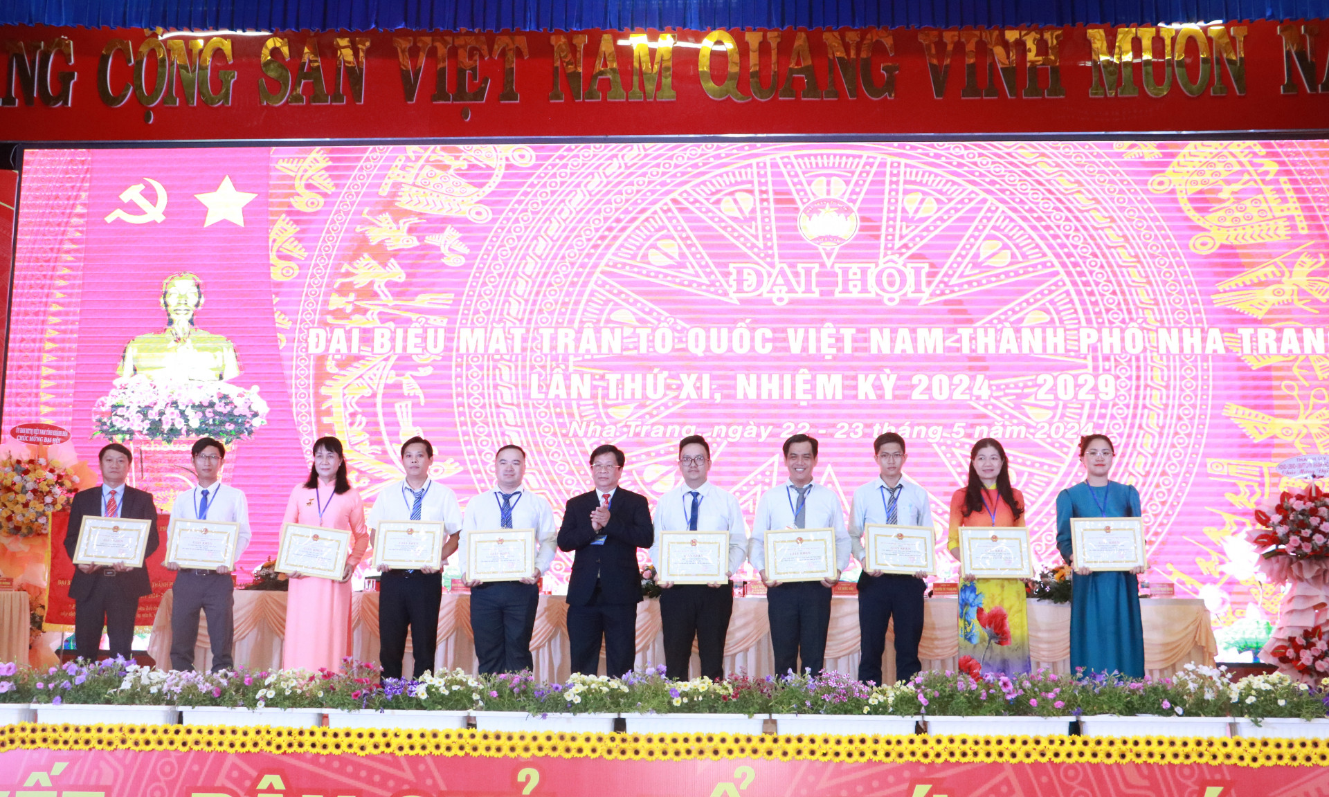 Đồng chí Hồ Văn Mừng trao giấy khen của UBND thành phố cho các tập thể