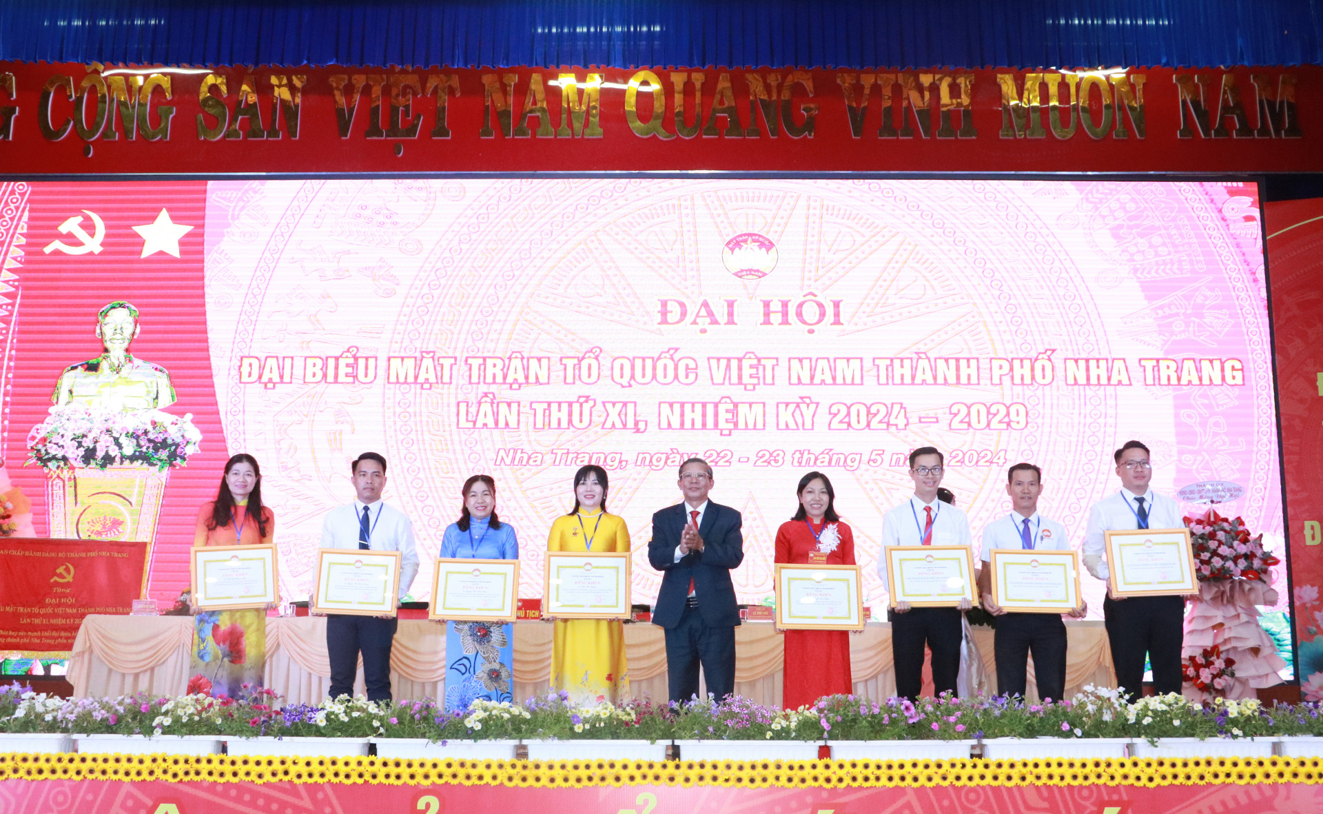 Đồng chí Trần Ngọc Thanh - Chủ tịch UBMTTQ Việt Nam tỉnh trao bằng khen cho các tập thể và cá nhân