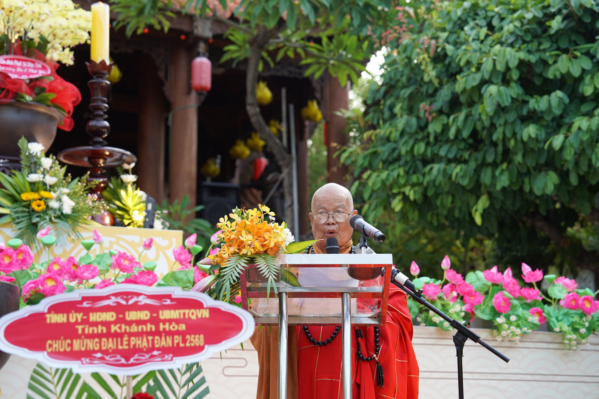 Đọc thông điệp Đại lễ Phật đản Phật lịch 2568 của Đức pháp chủ Giáo hội Phật giáo Việt Nam.