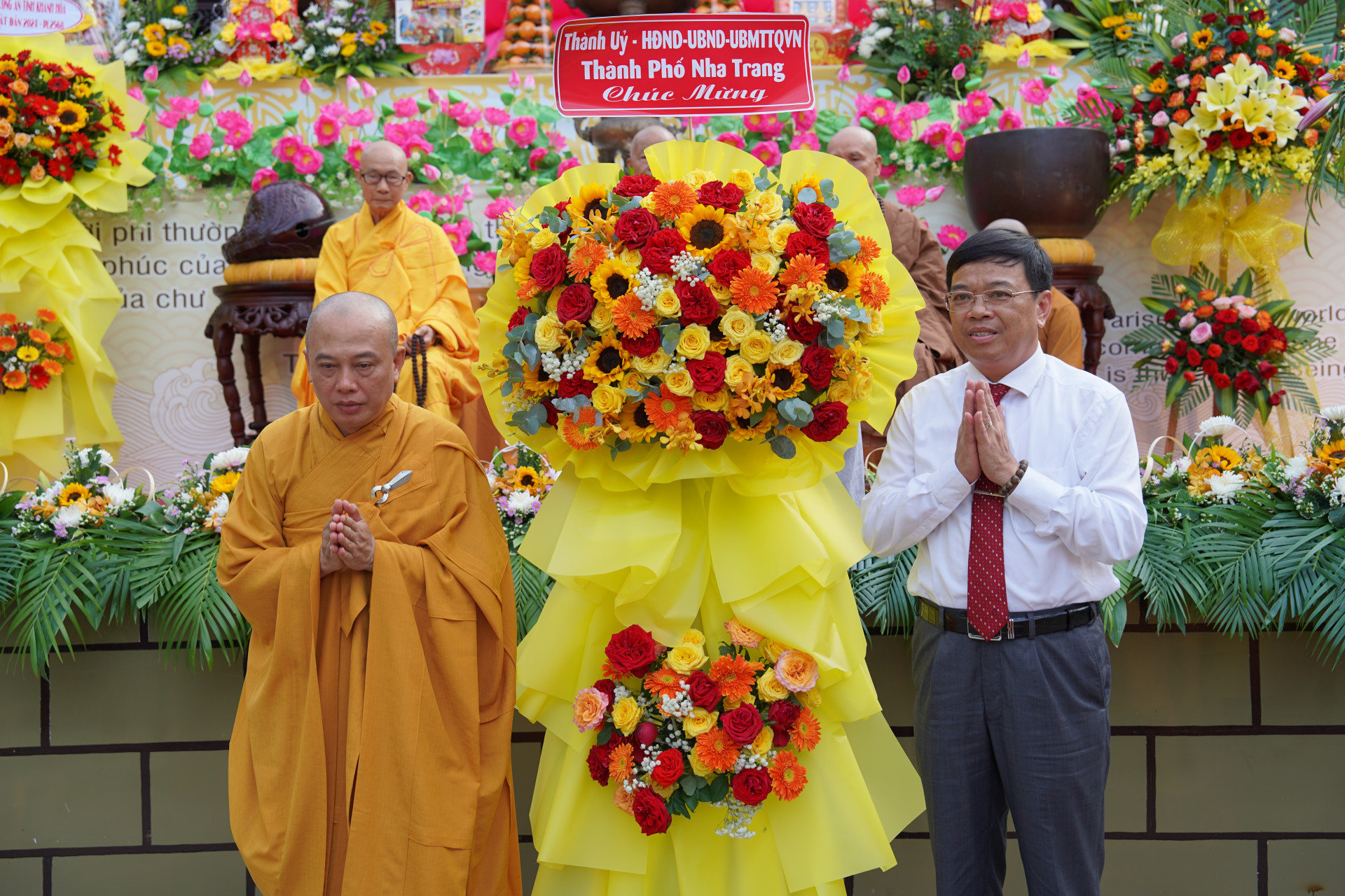 Lãnh đạo UBND TP. Nha Trang tặng hoa chúc mừng Ban Trị sự Giáo hội Phật giáo Việt Nam tỉnh
