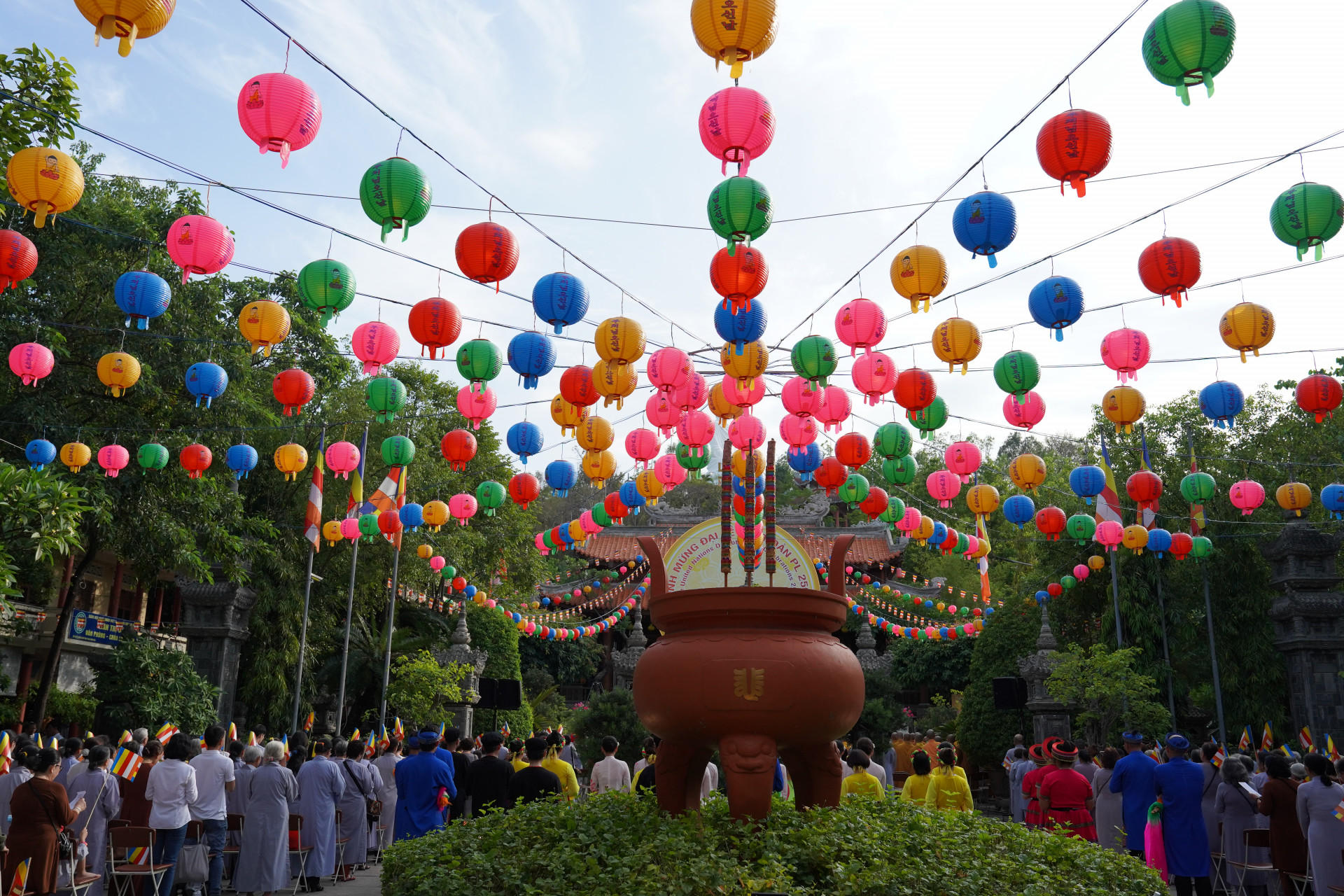 Chùa Long Sơn lung linh ngày Đại Lễ Phật đản Phật lịch 2568 - Dương lịch 2024.