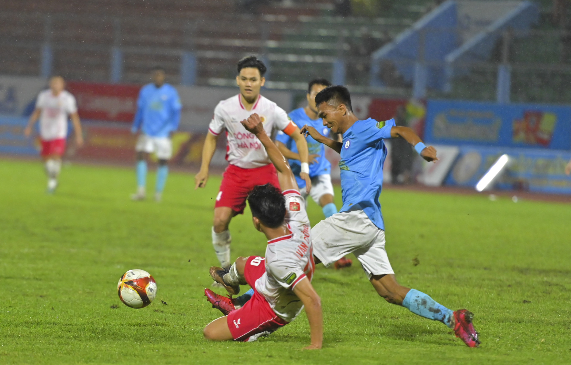 Trận đấu giữa Khánh Hòa FC và Công an Hà Nội giai đoạn lượt đi.