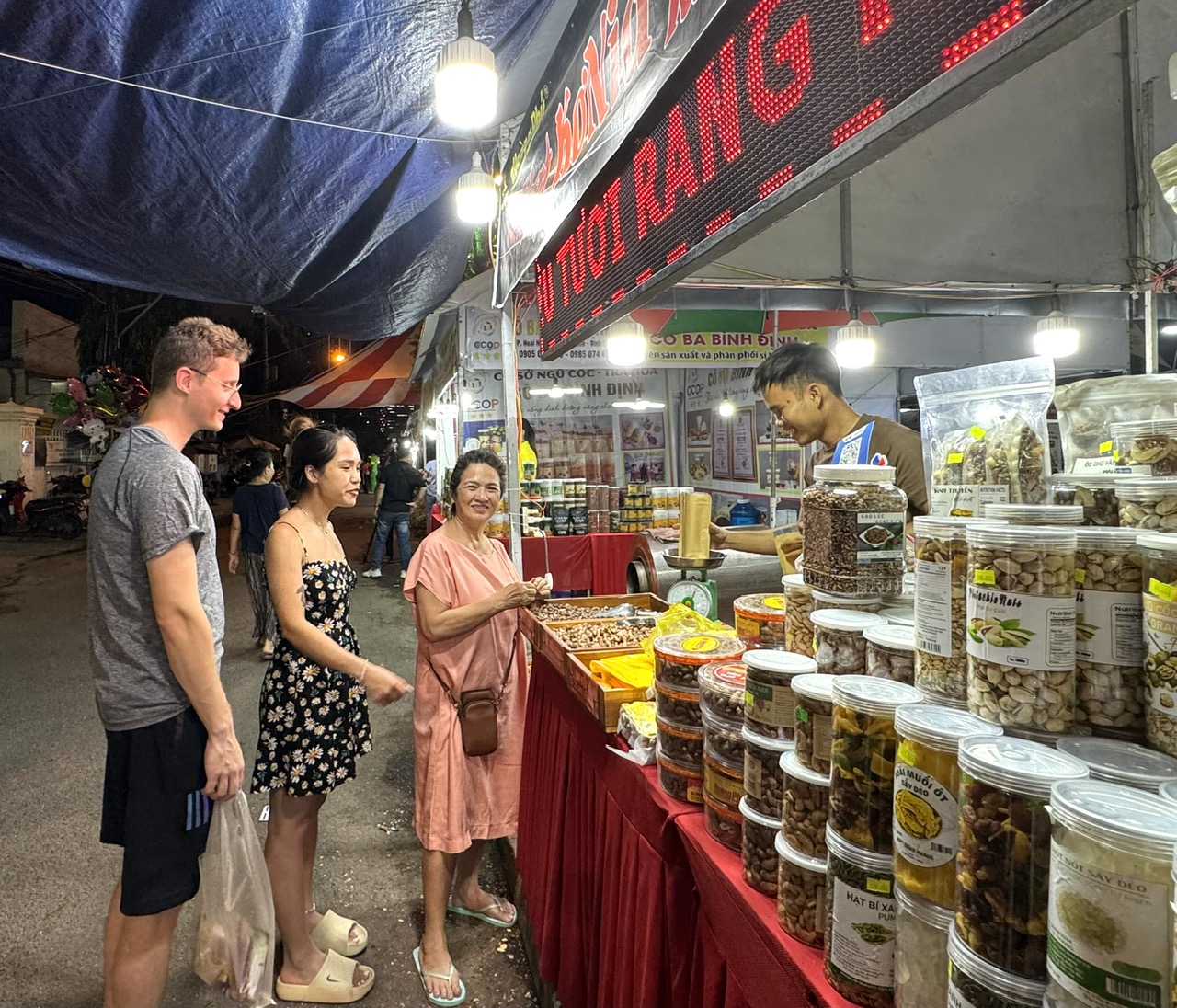 Du khách người nước ngoài tham quan phiên chợ