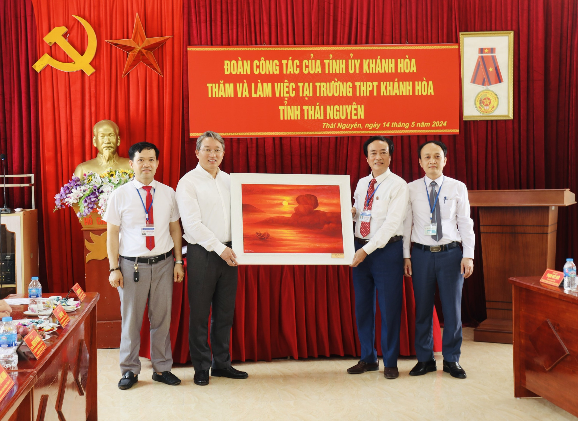 Bí thư Tỉnh ủy Nguyễn Hải Ninh tặng quà cho Trường THPT Khánh Hòa (tỉnh Thái Nguyên)