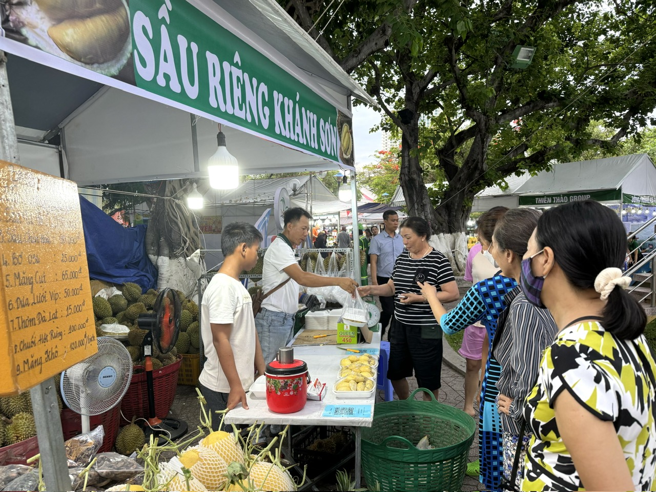 Gian hàng sầu riêng Khánh Sơn luôn thu hút đông khách hàng tham