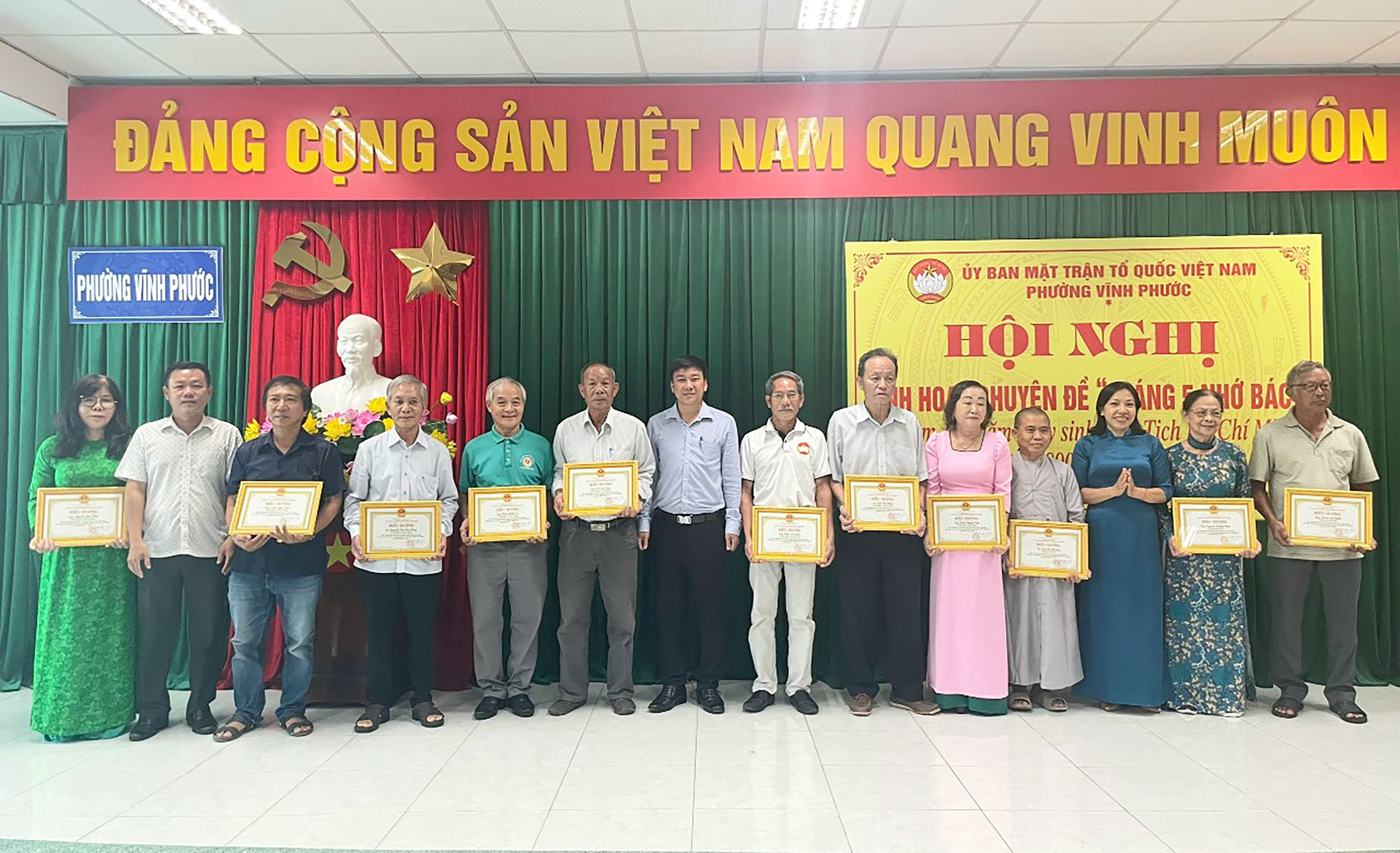 Các cá nhân tiêu biểu được nhận giấy khen.