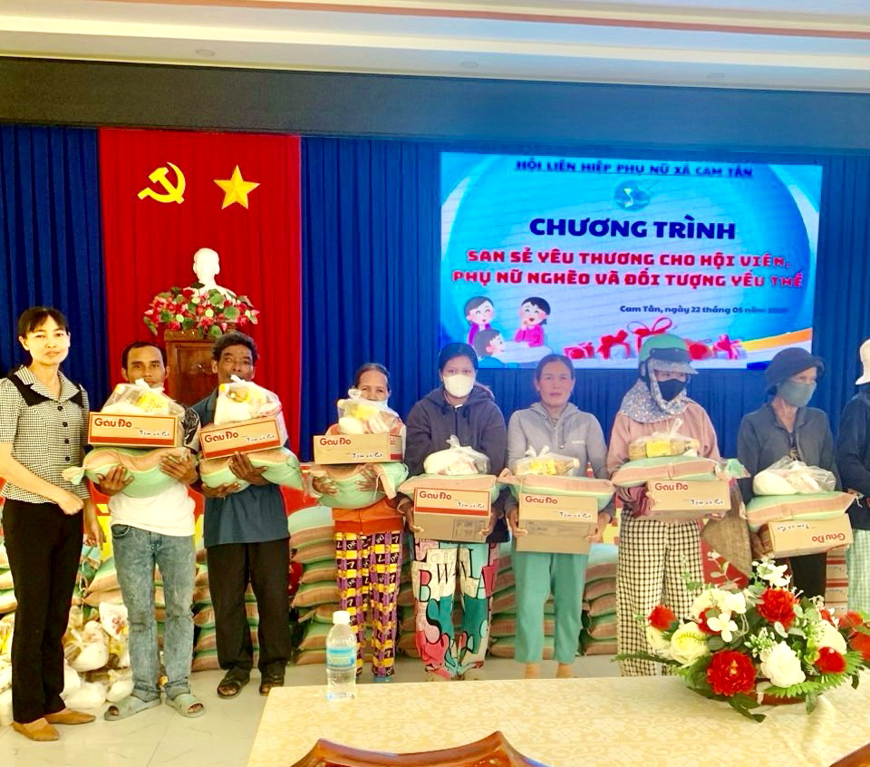 Hội Liên hiệp Phụ nữ xã Cam Tân: Tặng quà cho phụ nữ khó khăn và trẻ em mồ côi