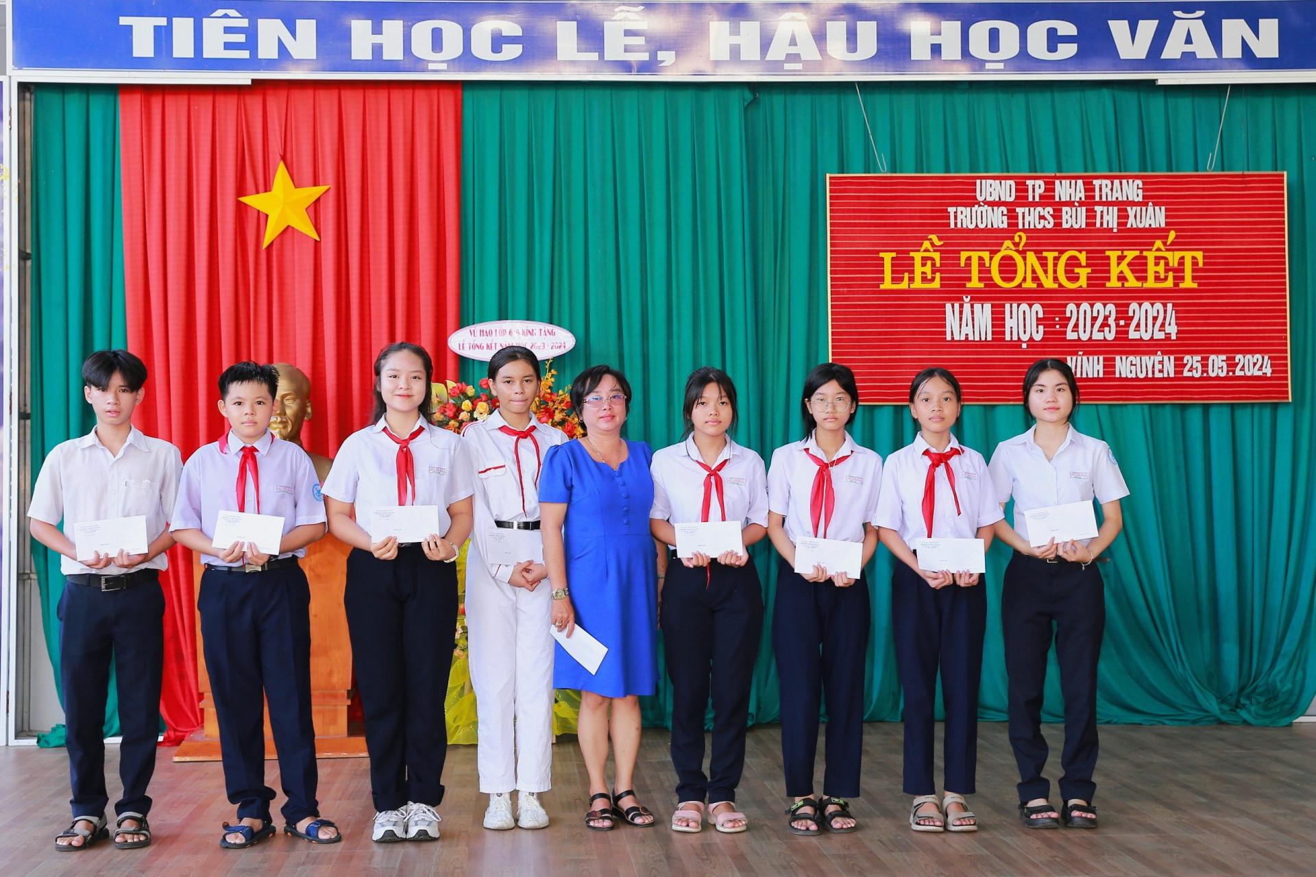 Hội LHPN phường Vĩnh Nguyên trao học bổng cho các em học sinh.