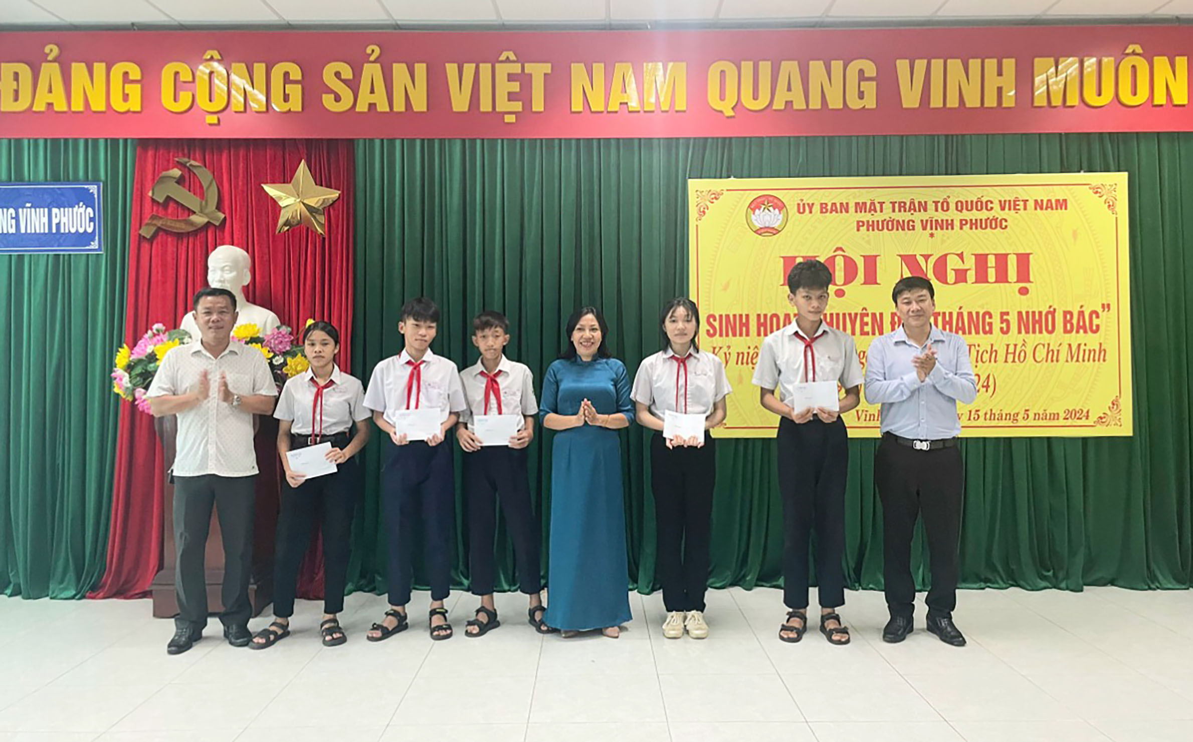 Các em học sinh được nhận học bổng.