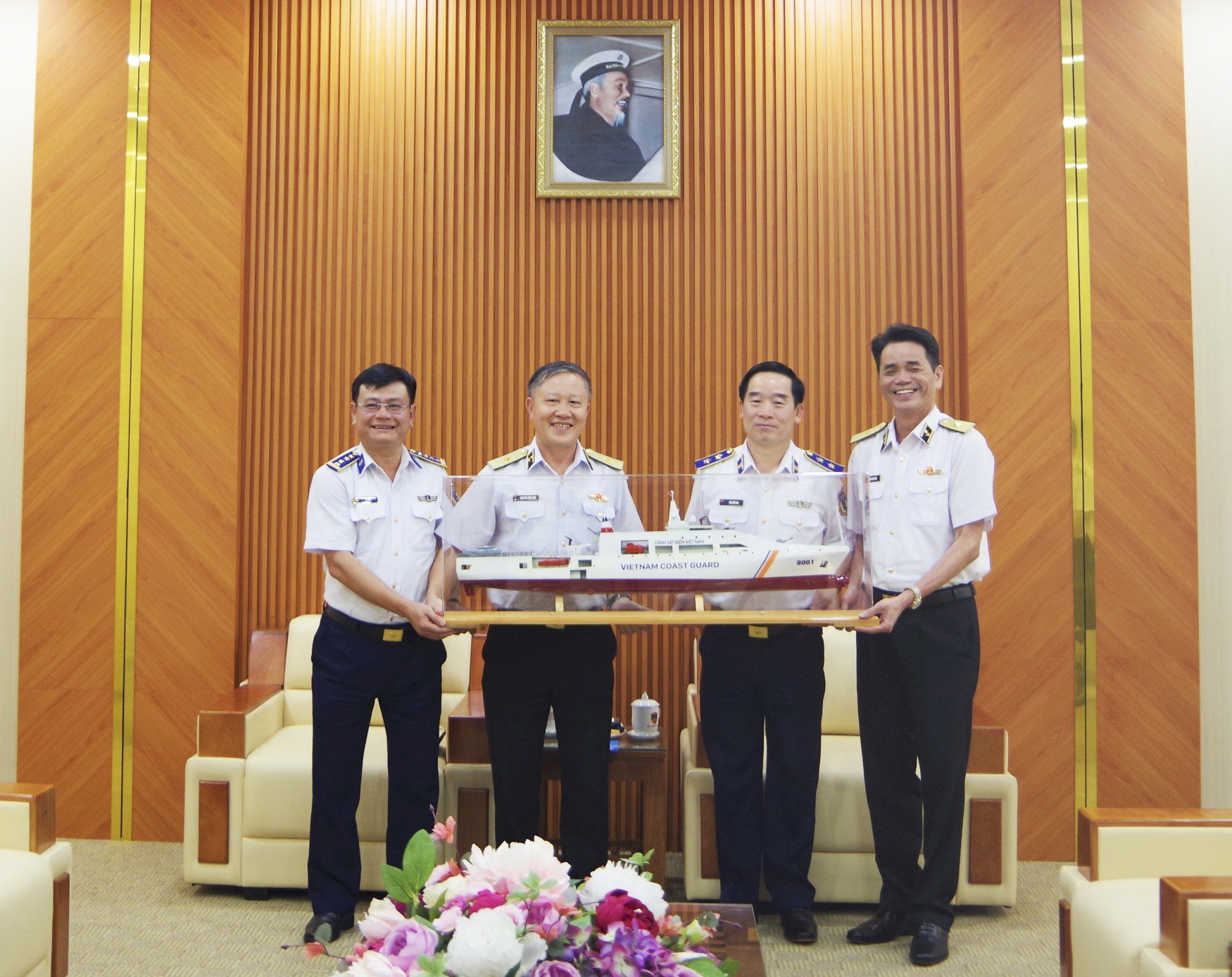 Trung tướng Bùi Quốc Oai tặng quà lưu niệm cho Học viện Hải quân.