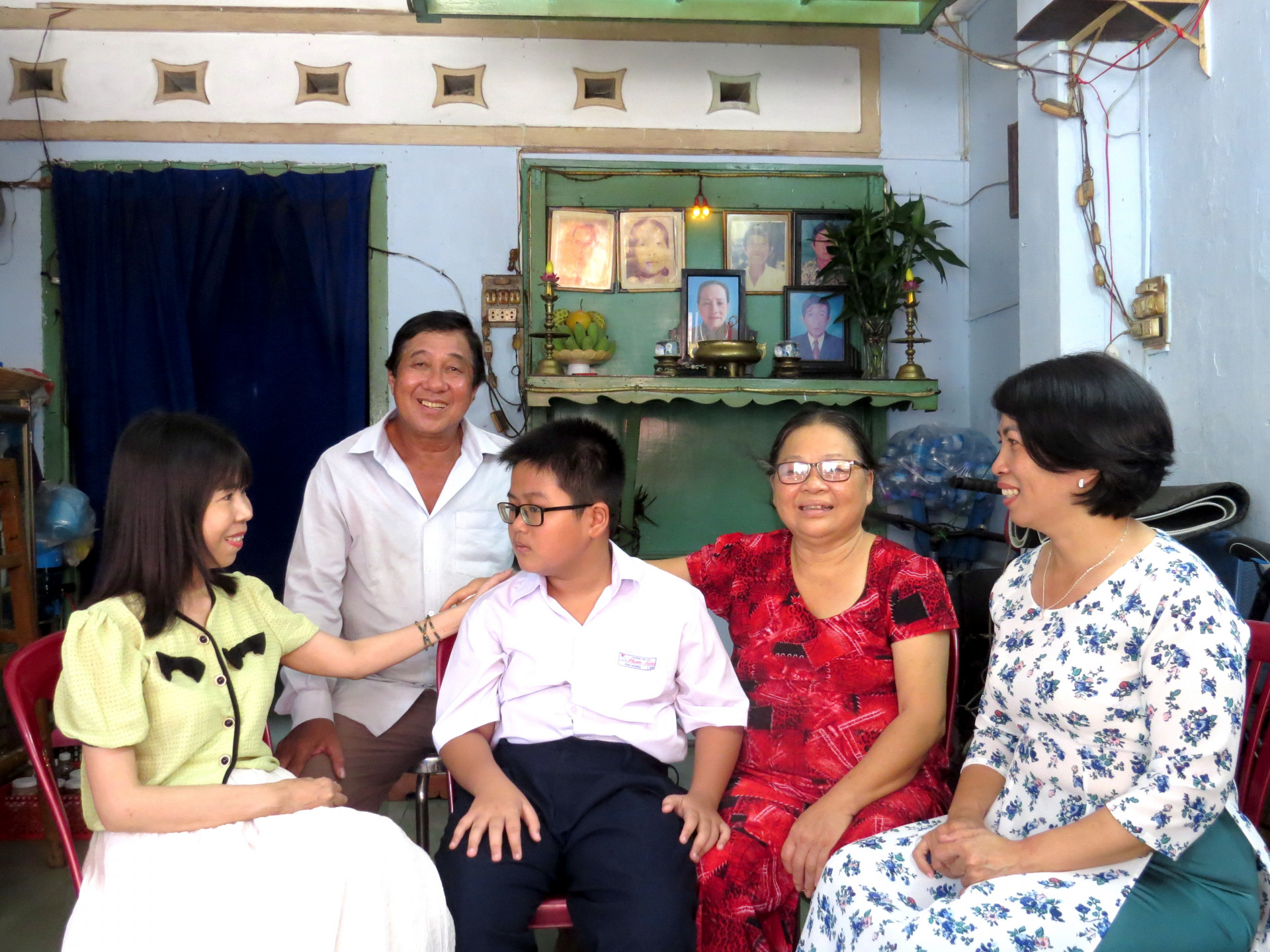 Cán bộ Hội Phụ nữ phường Phước Tiến (Nha Trang) thăm hỏi, động viên em Lê Nguyễn Phi Hùng và gia đình.