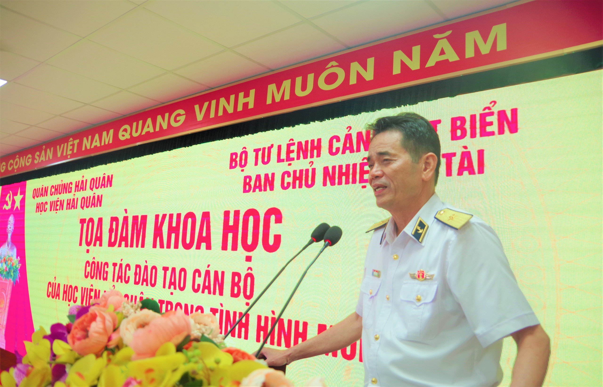 Chuẩn Đô đốc Chu Ngọc Sáng phát biểu tham luận tại buổi tọa đàm khoa học. 