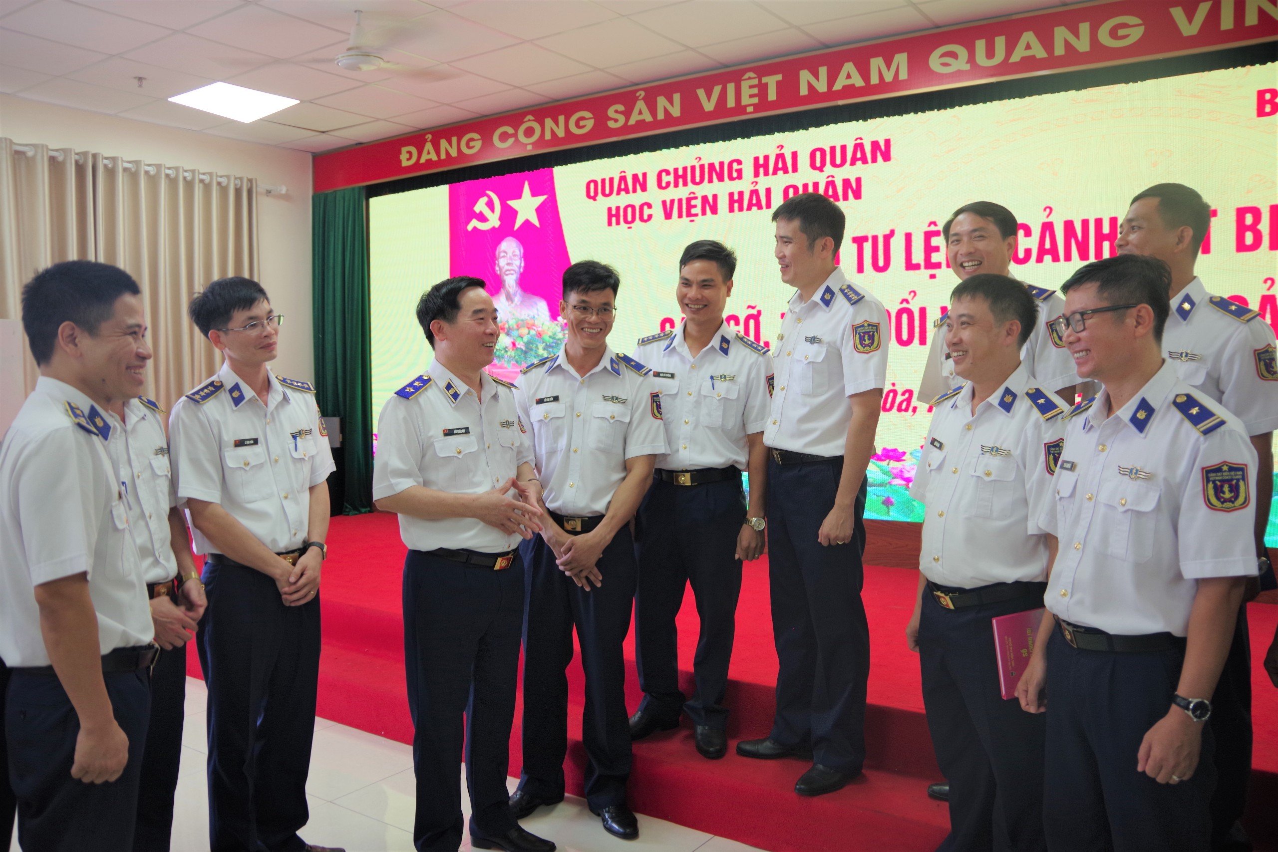 Trung tướng Bùi Quốc Oai (thứ 3 từ trái sang) trao đổi với các học viên Cảnh sát biển đào tạo theo chức vụ tại Học viện Hải quân.