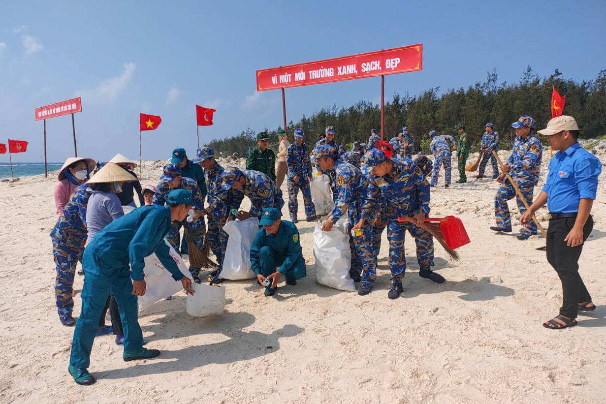 Các đơn vị quân đội sôi nổi tổ chức hoạt động vệ sinh bờ biển