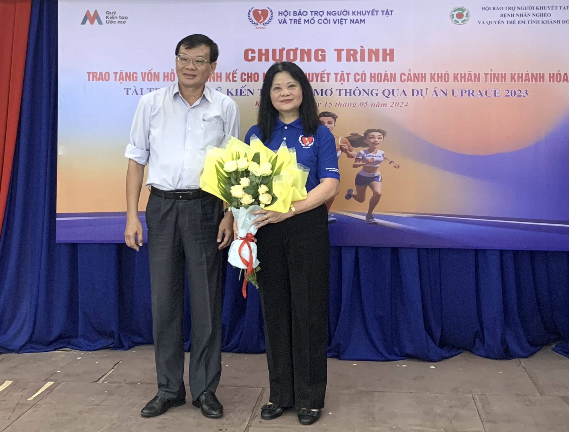 Lãnh đạo Sở Y tế tặng hoa cảm ơn đại diện Hội Bảo trợ người khuyết tật và trẻ mồ côi Việt Nam.