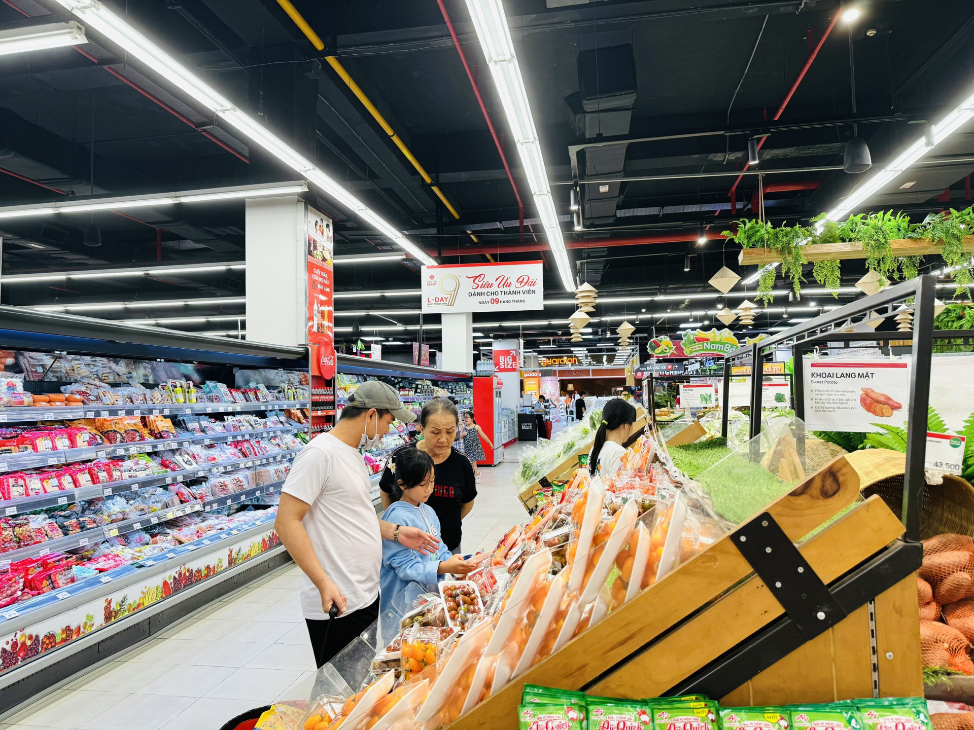 Người dân mua sắm tại một siêu thị ở Nha Trang