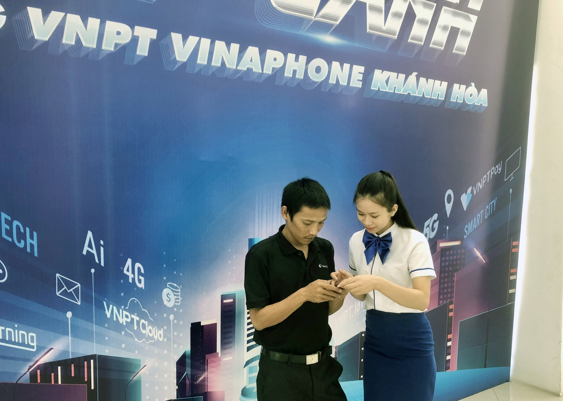 Giao dịch viên VNPT - Khánh Hòa hướng dẫn khách hàng cài đặt app MyVNPT