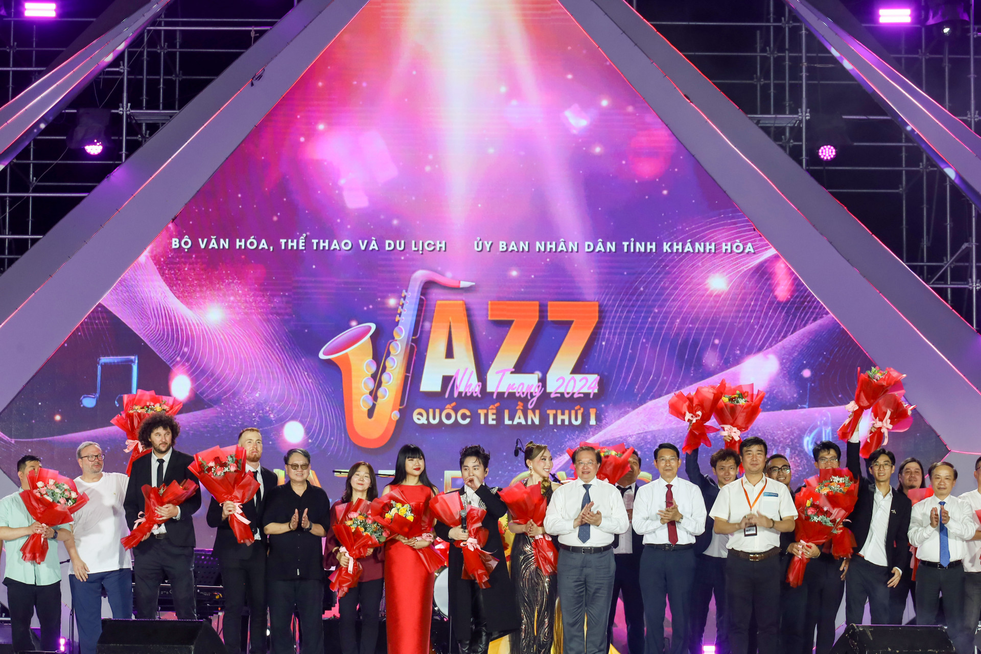 Chương trình Jazz Quốc tế lần thứ I - Nha Trang 2024 đã đạt được những thành công nhất định để làm tiền đề hướng tới việc tổ chức thành sự kiện thường niên. Trong ảnh: Các đại biểu tặng hoa chúc mừng nghệ sĩ đã góp phần vào sự thành công của đêm diễn bế mạc.