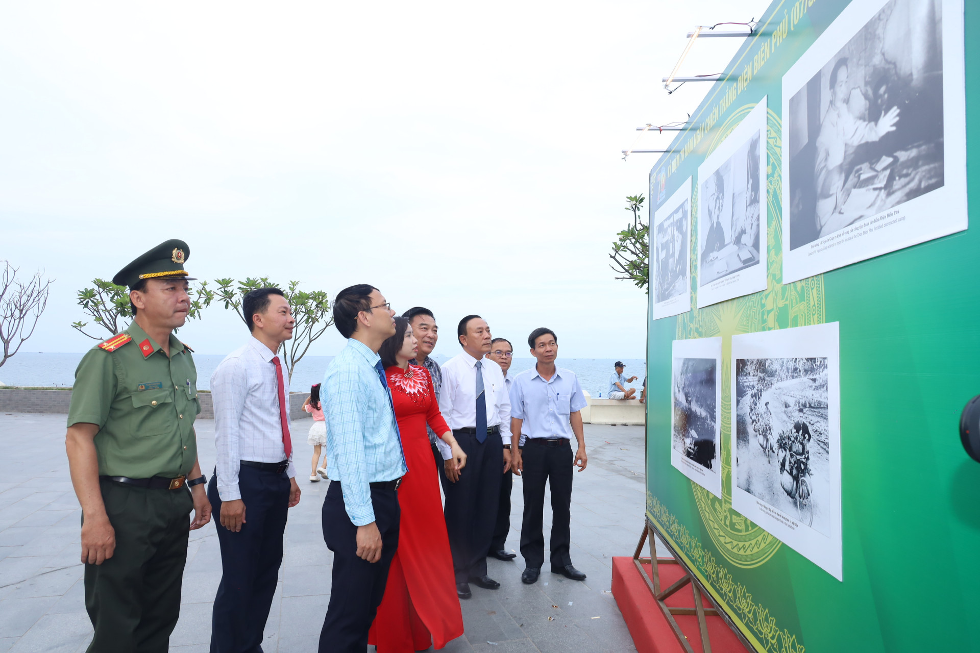 Các đại biểu đi xem hình ảnh về chiến thắng Điện Biên Phủ được giới thiệu trong không gian triển lãm.