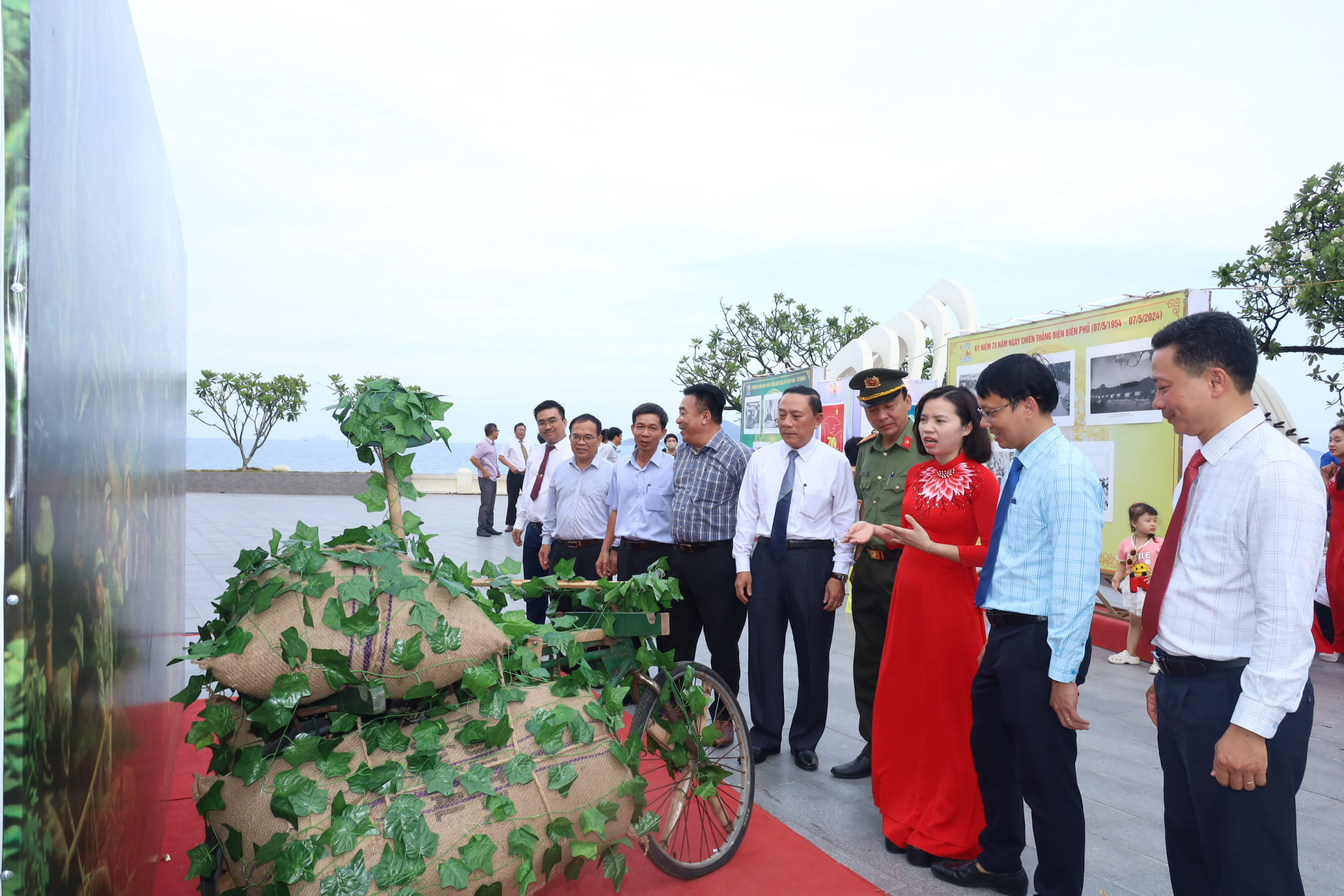 Hình ảnh chiếc xe đạp thồ gắn với lực lượng dân công trong chiến dịch Điện Biên Phủ cũng được giới thiệu tại triển lãm.