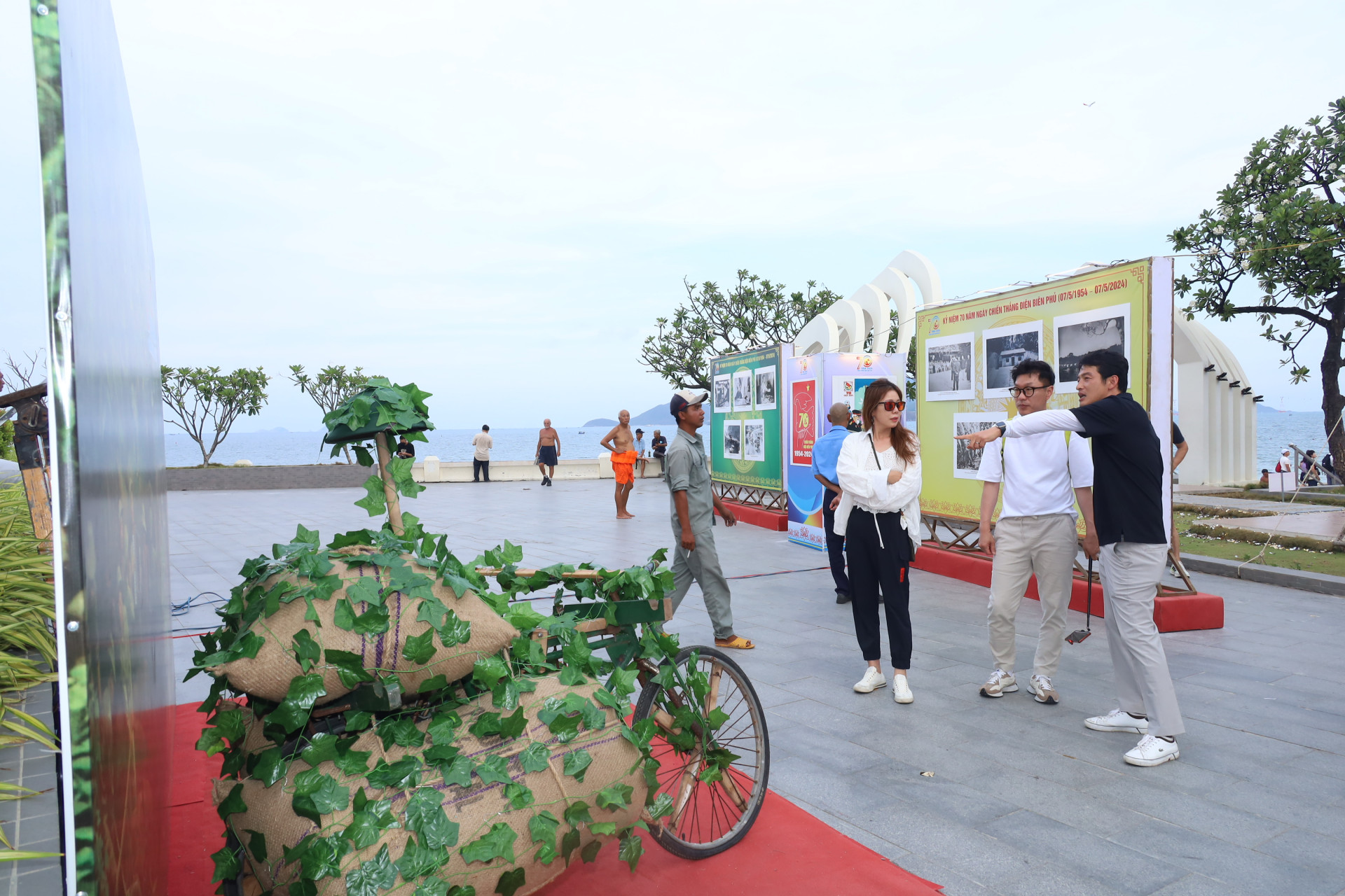 Du khách Hàn Quốc xem hình ảnh chiếc xe đạp thồ gắn với lực lượng dân công trong chiến dịch Điện Biên Phủ được giới thiệu tại triển lãm.