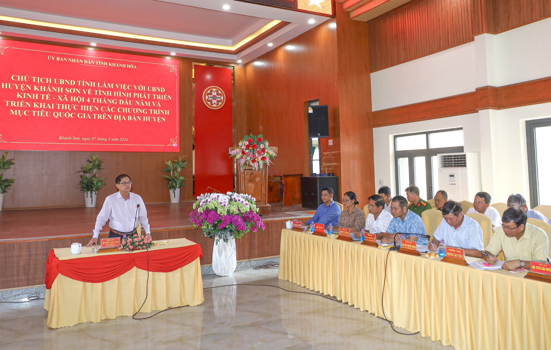 Quang cảnh buổi làm việc của đồng chí Nguyễn Tấn Tuân với lãnh đạo huyện Khánh Sơn.
