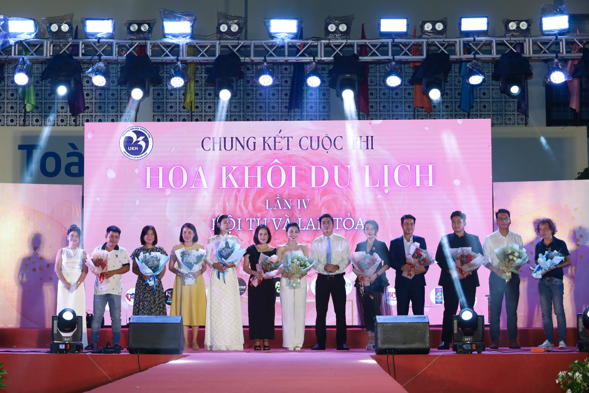 Lãnh đạo Trường Đại học Khánh Hòa và đại diện ban tổ chức cuộc thi tặng hoa tri ân các đơn vị tài trợ.