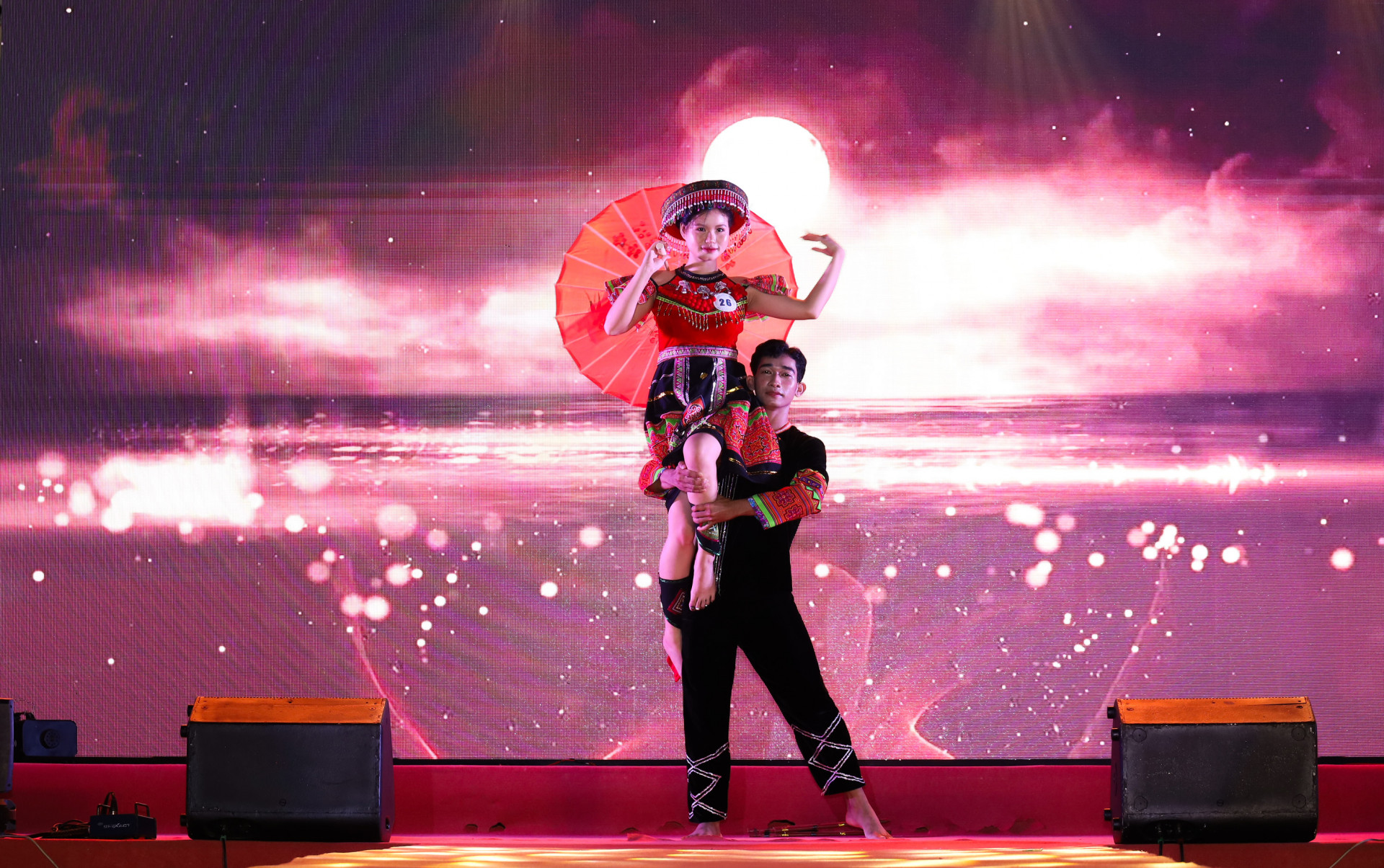 Thí sinh La Thị Mai Anh biểu diễn tiết mục múa mang màu sắc dân gian miền núi.