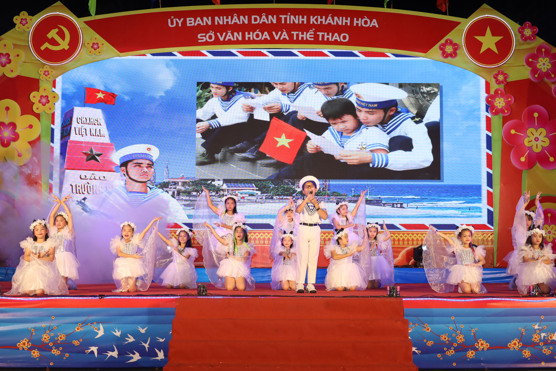 Một tiết mục văn nghệ về Trường Sa do các thiếu nhi biểu diễn trong chương trình nghệ thuật kỷ niệm 94 năm Ngày thành lập Đảng Cộng sản Việt Nam.