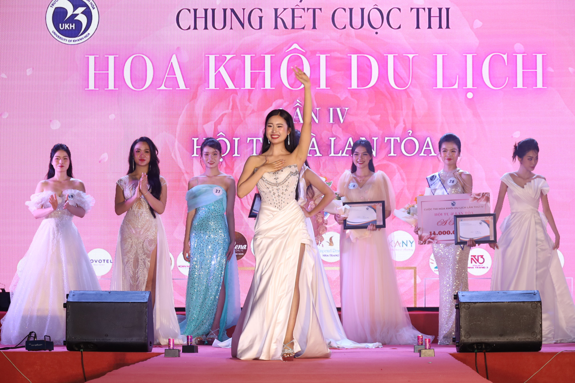 Niềm vui của thí sinh Hoàng Thị Tuyết Nhi khi được xướng tên đạt danh hiệu Hoa khôi Du lịch.