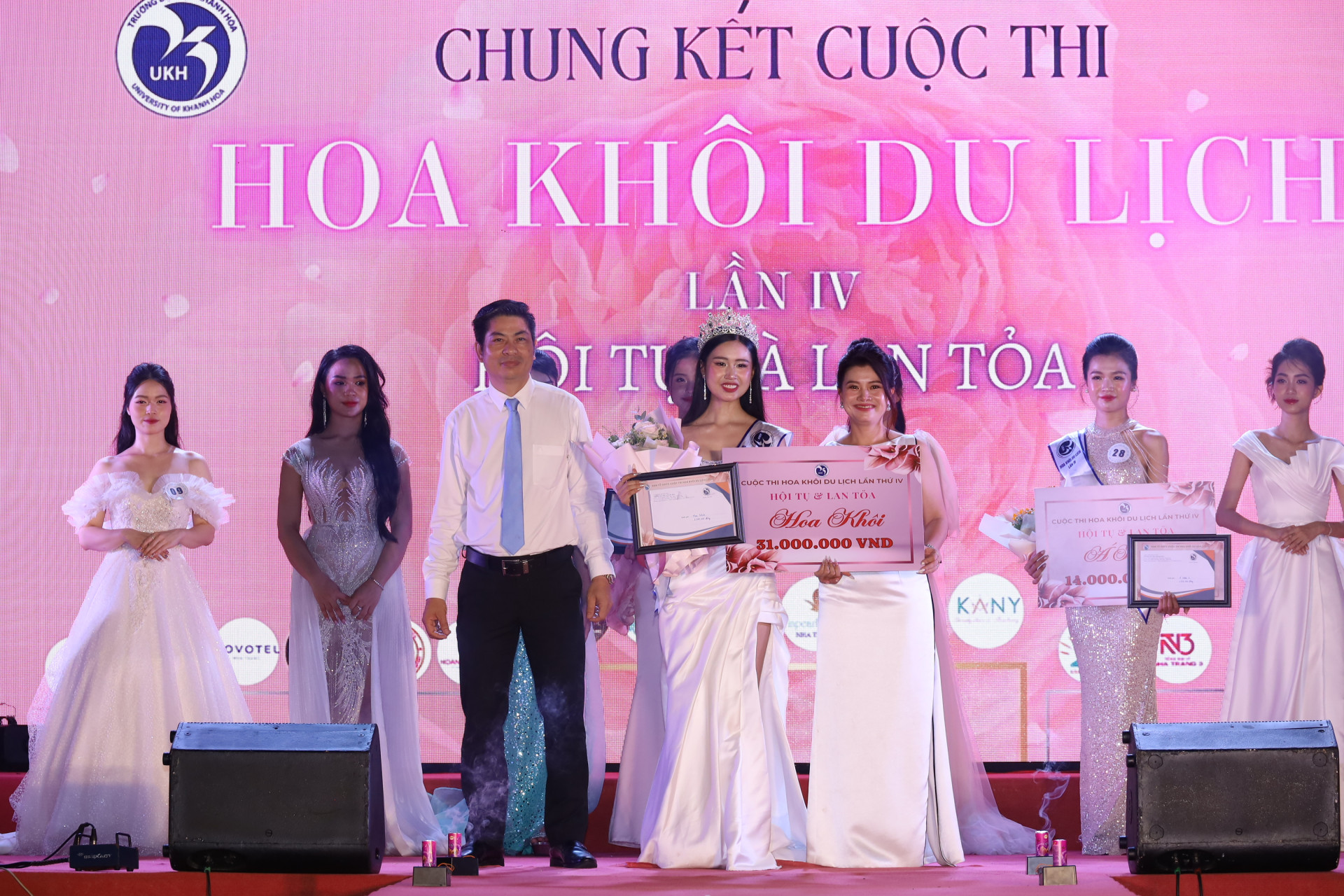 Lãnh đạo Trường Đại học Khánh Hòa và Khoa Du lịch trao danh hiệu Hoa khôi Du lịch cho thí sinh Hoàng Thị Tuyết Nhi.