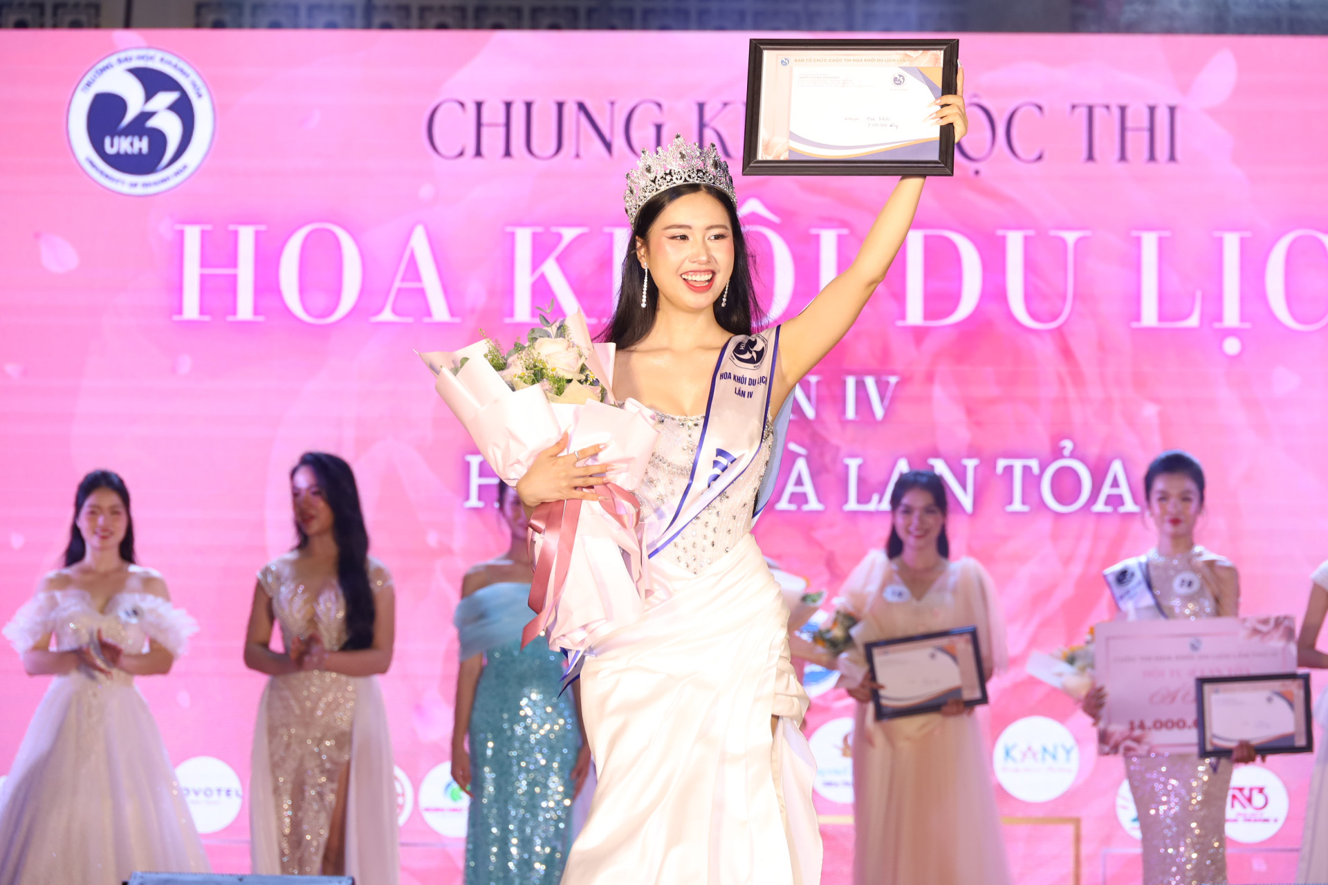 Thí sinh Hoàng Thị Tuyết Nhi hạn phúc khi đạt danh hiệu Hoa khôi Du lịch.