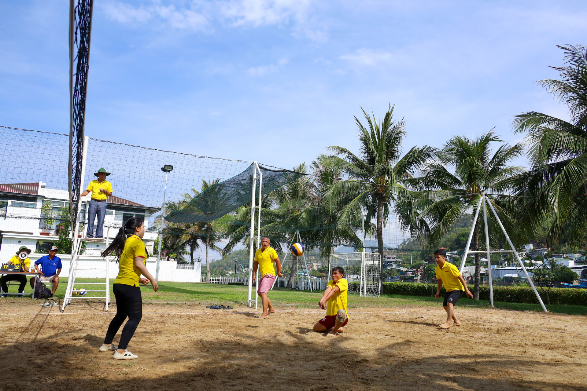 Một pha chuyền bóng của các vận động viên đội Báo Khánh Hòa.