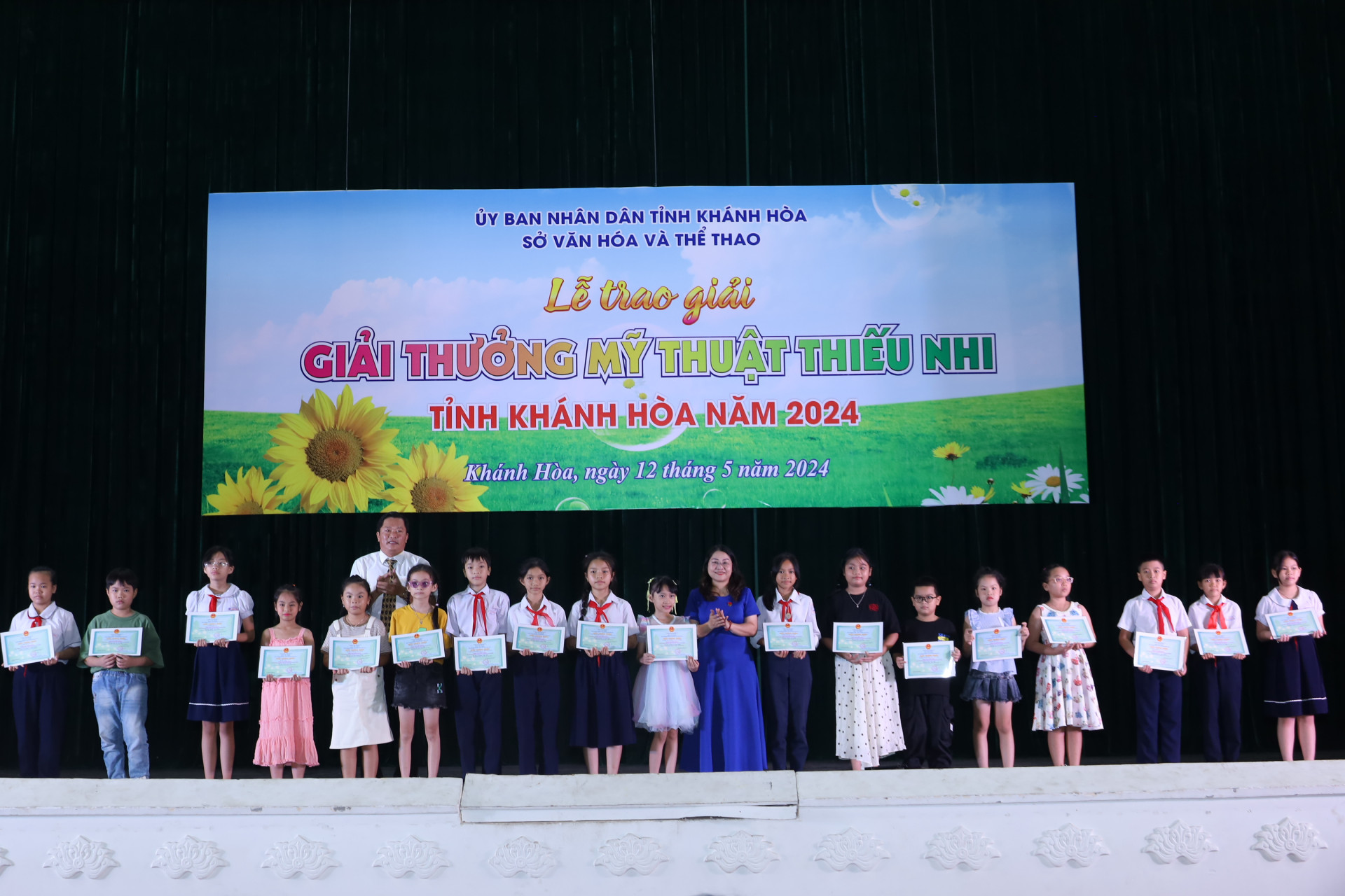 Đại diện Ban tổ chức cuộc thi trao giải cho các em lứa tuổi tiểu học.