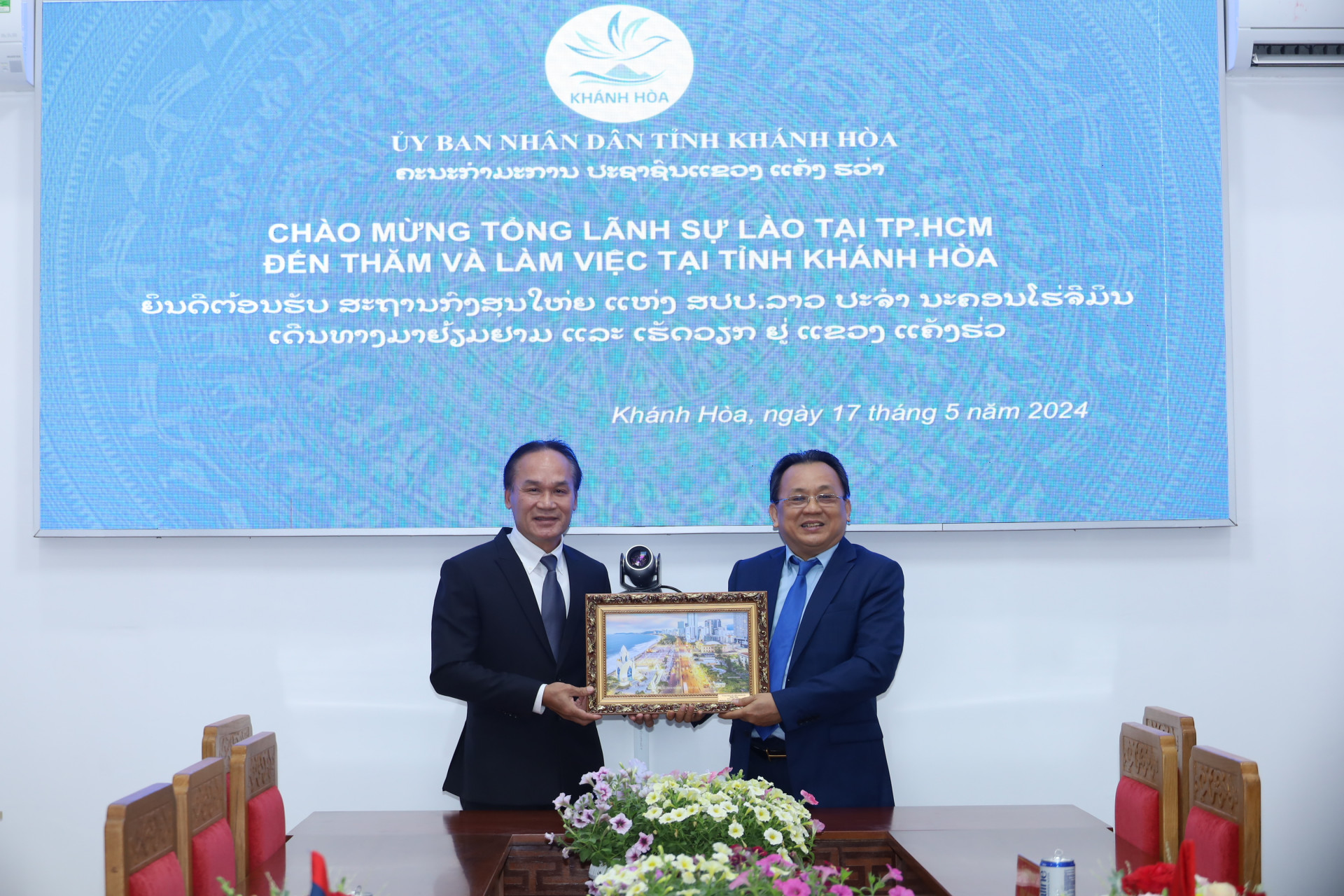 Đồng chí Lê Hữu Hoàng tặng ông Phonesy Bounmixay bức ảnh về phong cảnh TP. Nha Trang.