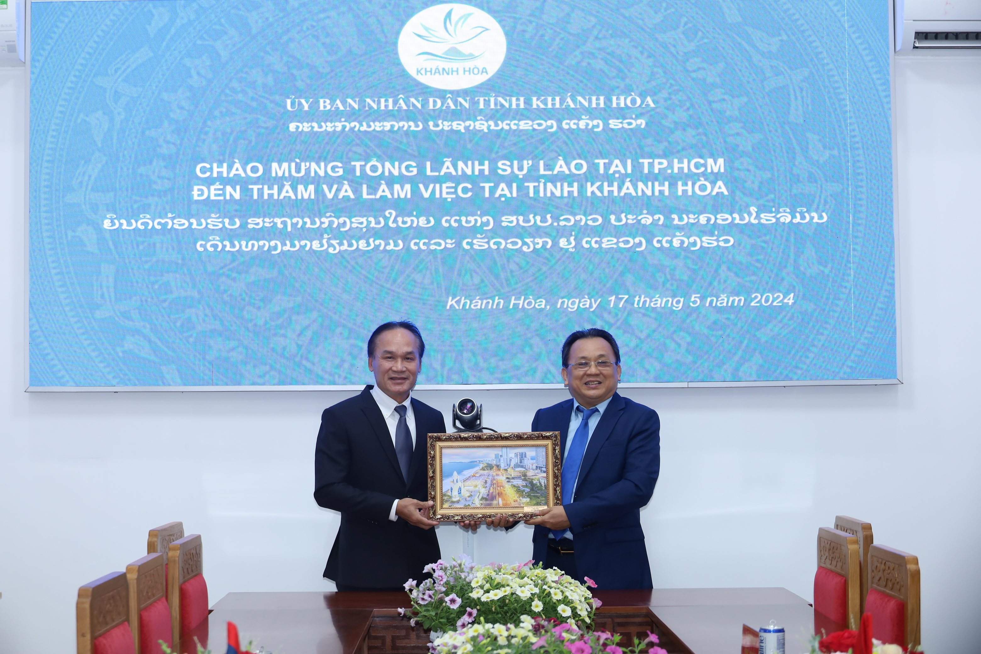 Phó Chủ tịch Thường trực UBND tỉnh Lê Hữu Hoàng tiếp Tổng lãnh sự Lào tại TP. Hồ Chí Minh