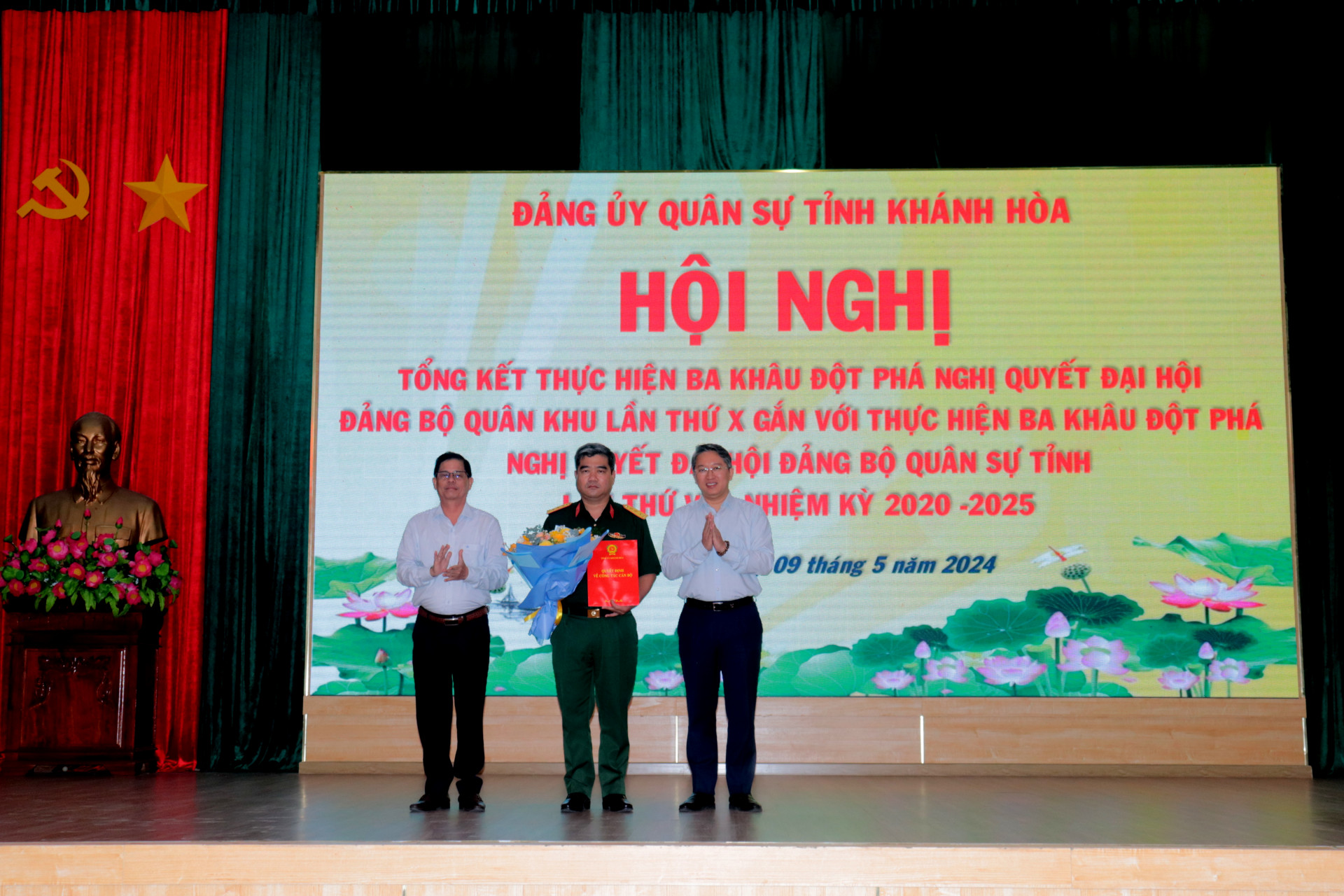 Các đồng chí Nguyễn Hải Ninh, Nguyễn Tấn Tuân trao quyết định và tặng hoa chúc mừng Thượng tá Nguyễn Tấn Ý.